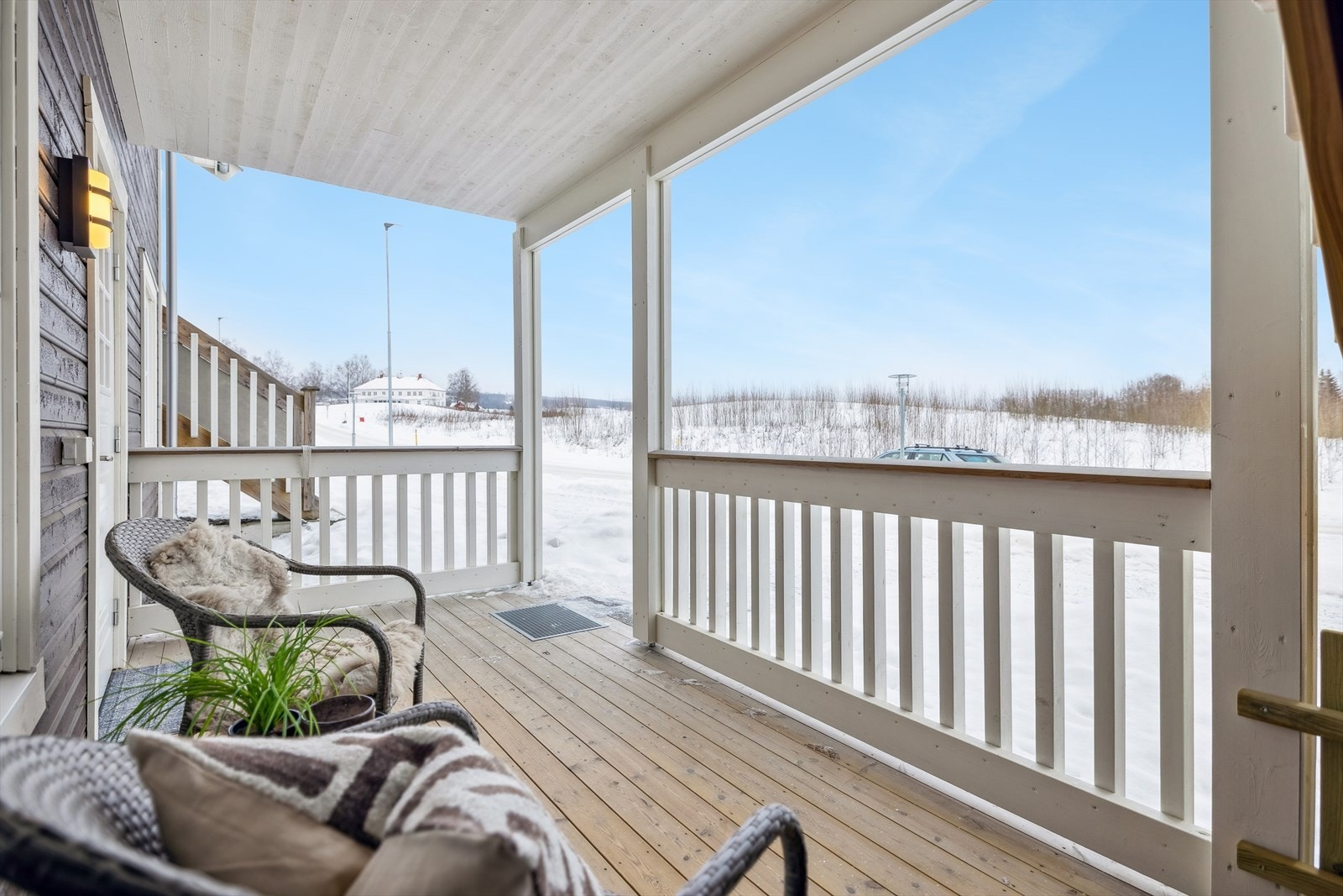 Terrassen ved inngangen er en fin uteplass med plass til en liten sittegruppe. Galleribilde