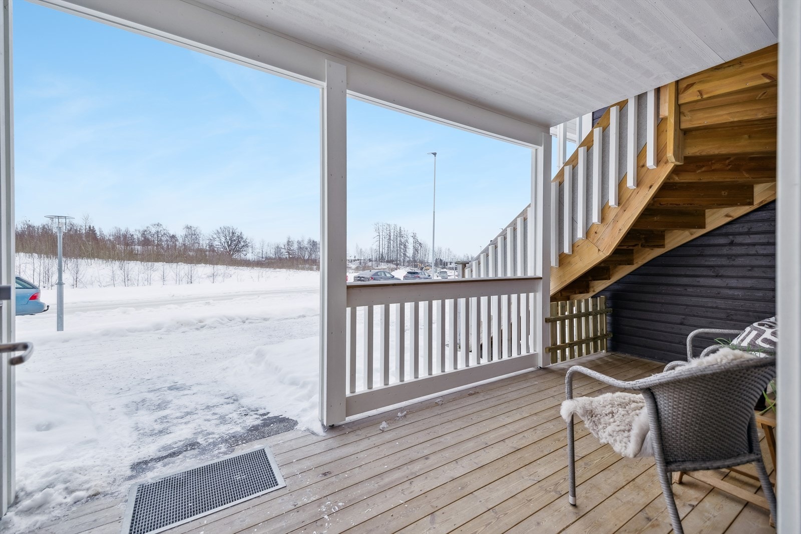 Ved inngangspartiet har leiligheten en overbygget og skjermet terrasse. Galleribilde