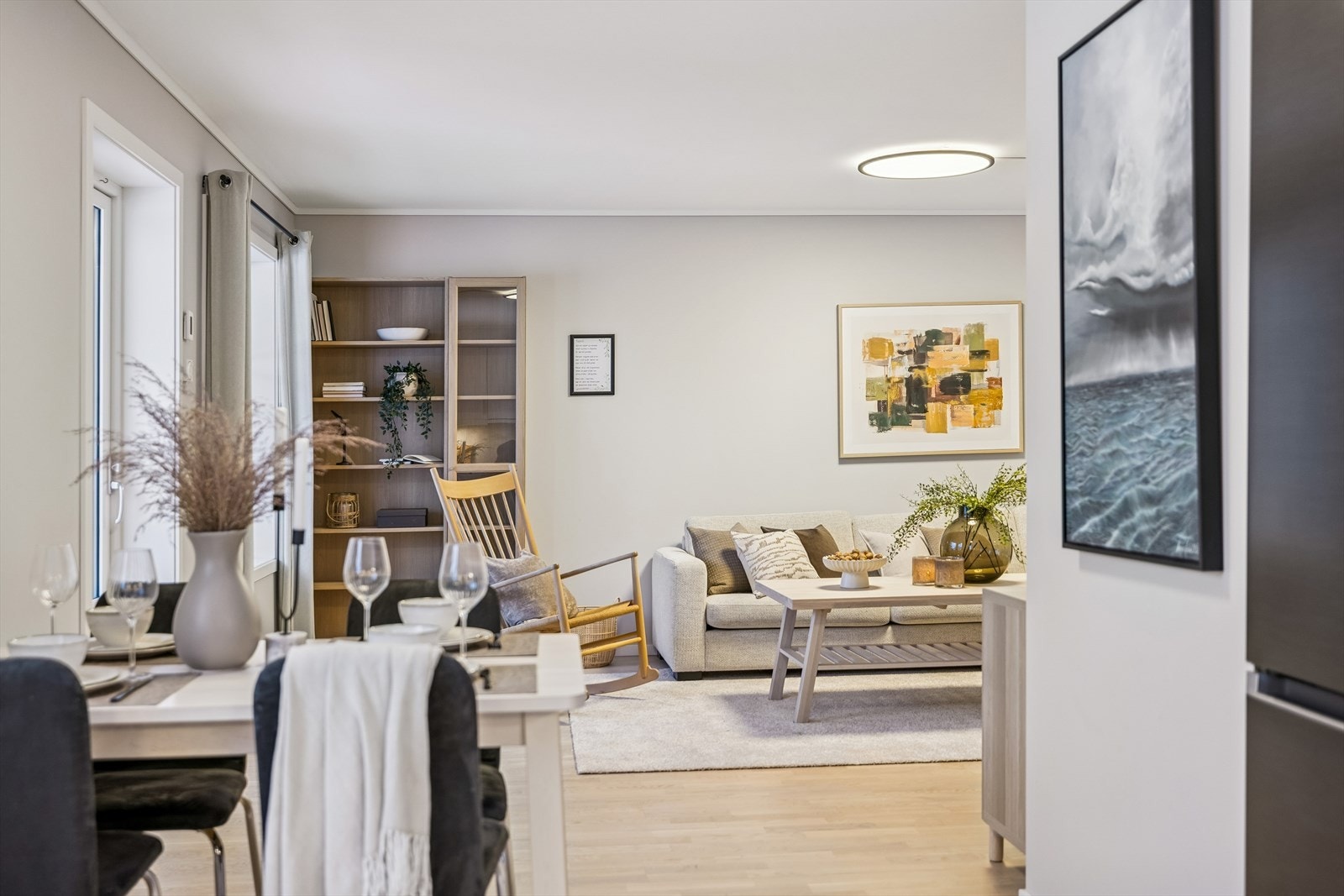 Spiseplassen fungerer som et naturlig bindeledd mellom kjøkkenet og stuen. Galleribilde