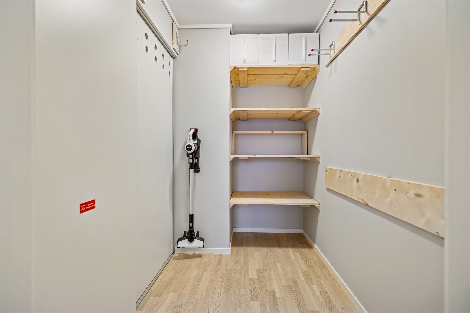 En praktisk innvendig bod gir rikelig med ekstra lagringsplass. Galleribilde