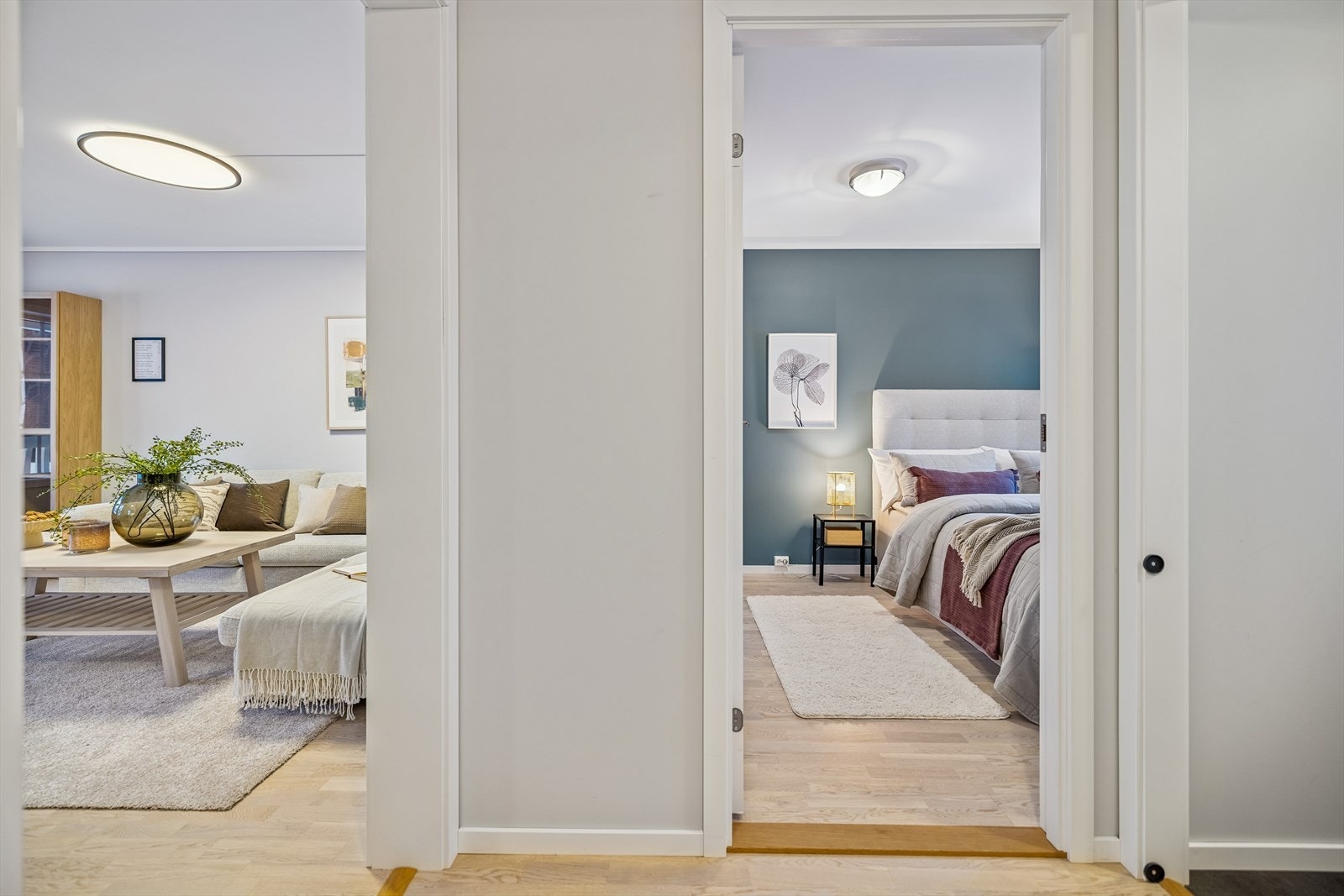 Fra gangen er det adkomst til leilighetens to soverom og bad. Galleribilde