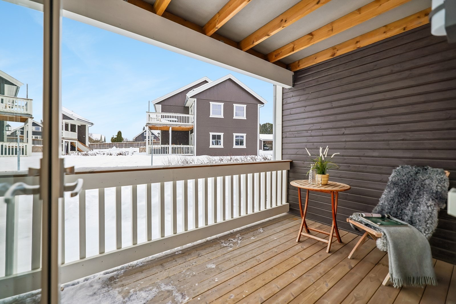 Terrassen har god plass til utemøbler og har adkomst til hageflekken som hører til leiligheten. Galleribilde