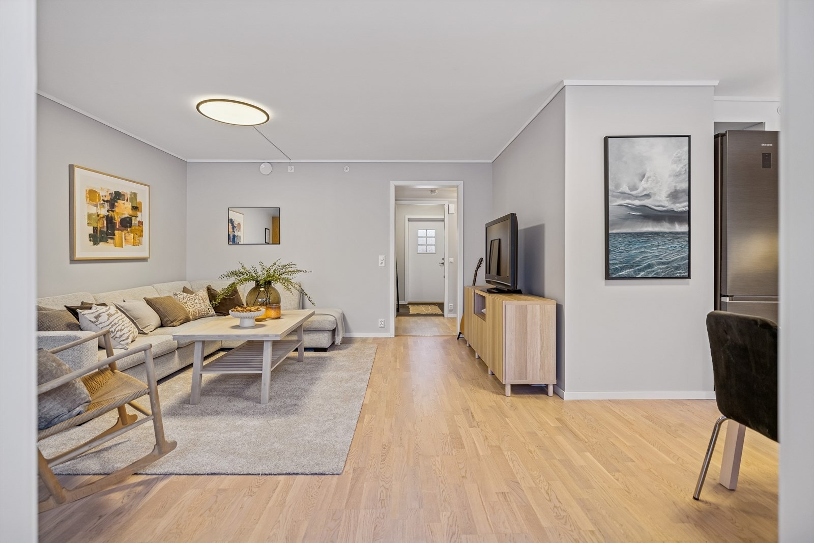 Gjennomgående gulv binder oppholdsrommene sammen på en helhetlig måte. Galleribilde