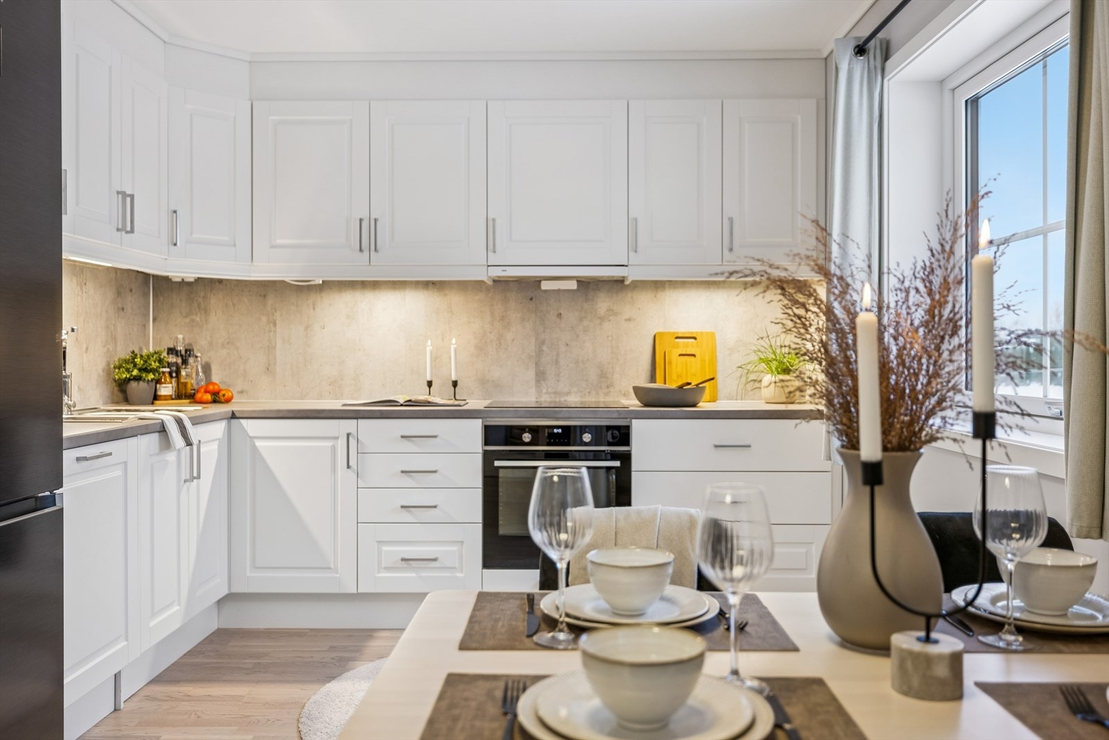 Kjøkkenet er praktisk utformet med god skap- og benkeplass. Galleribilde