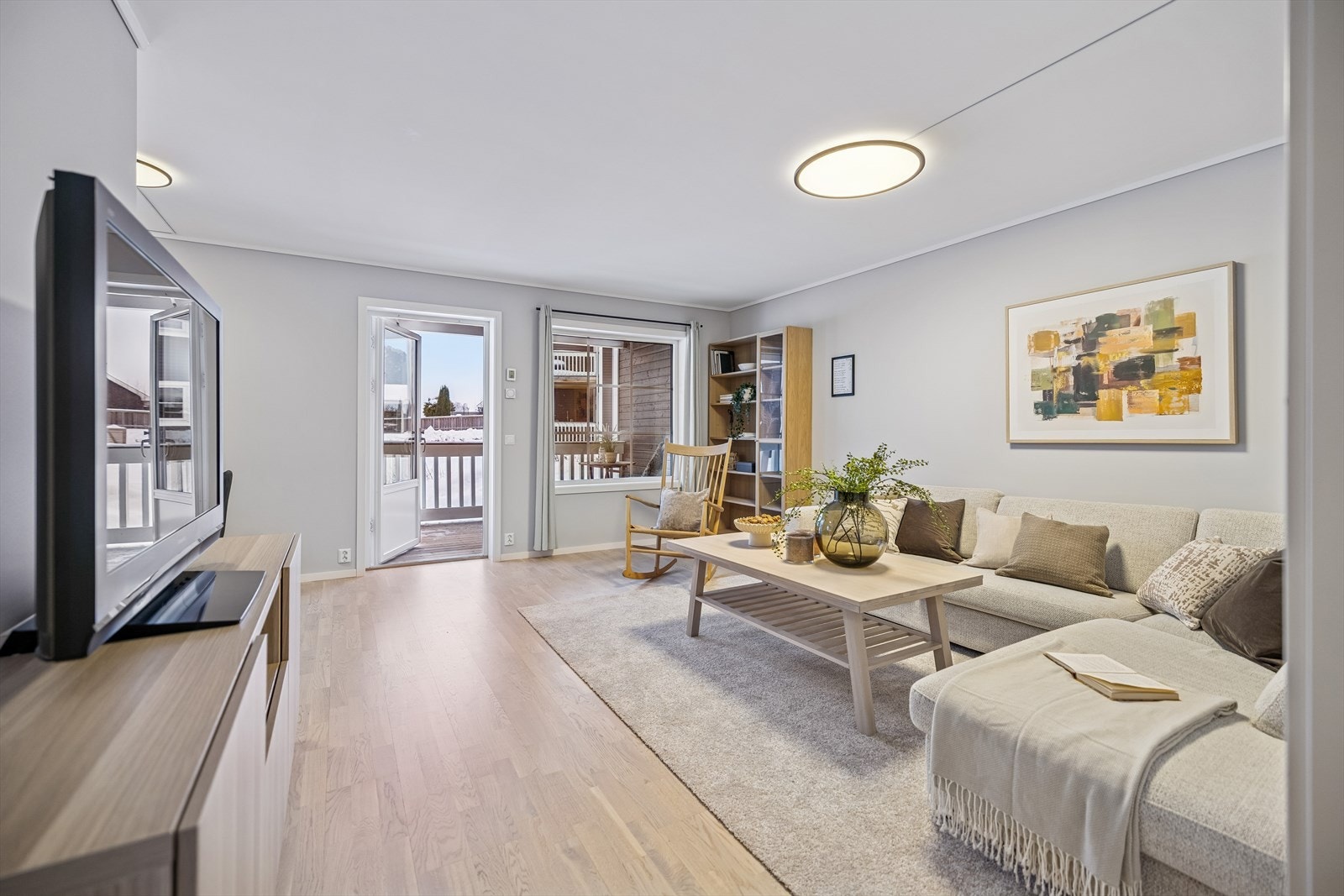 Fra stuen er det direkte utgang til en overbygget terrasse. Galleribilde