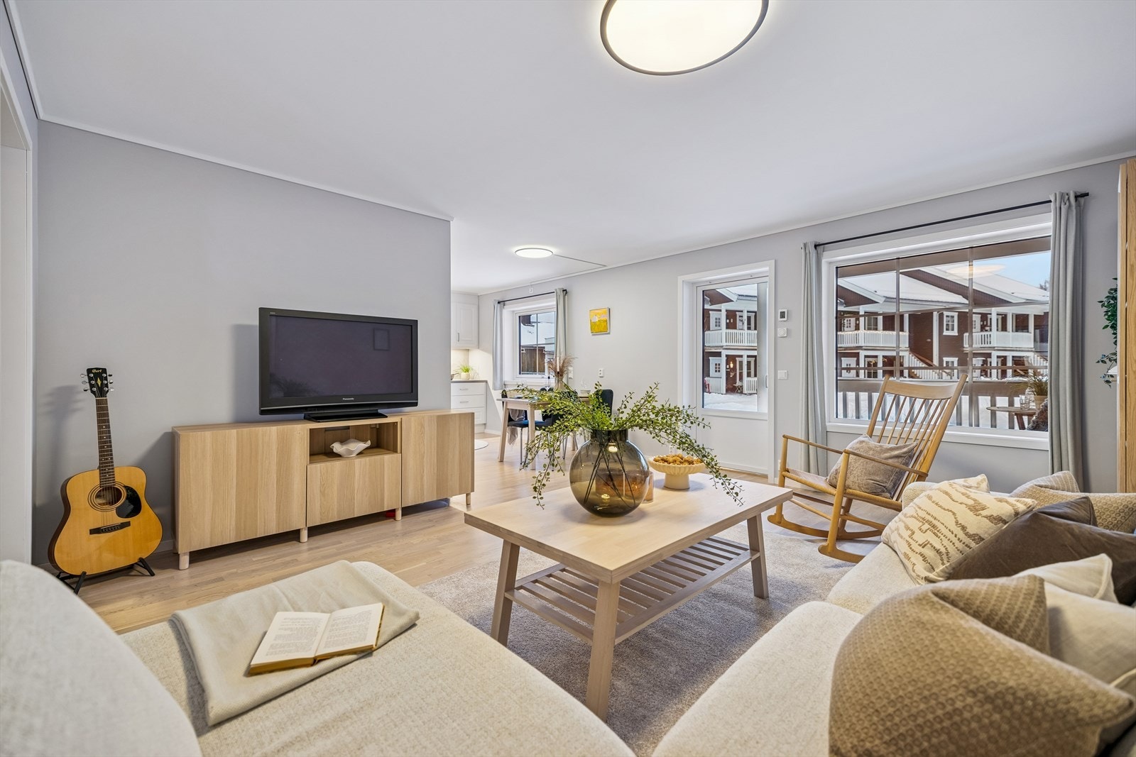 Stuen er romslig og enkel å møblere med plass til både sofagruppe og TV-seksjon. Galleribilde