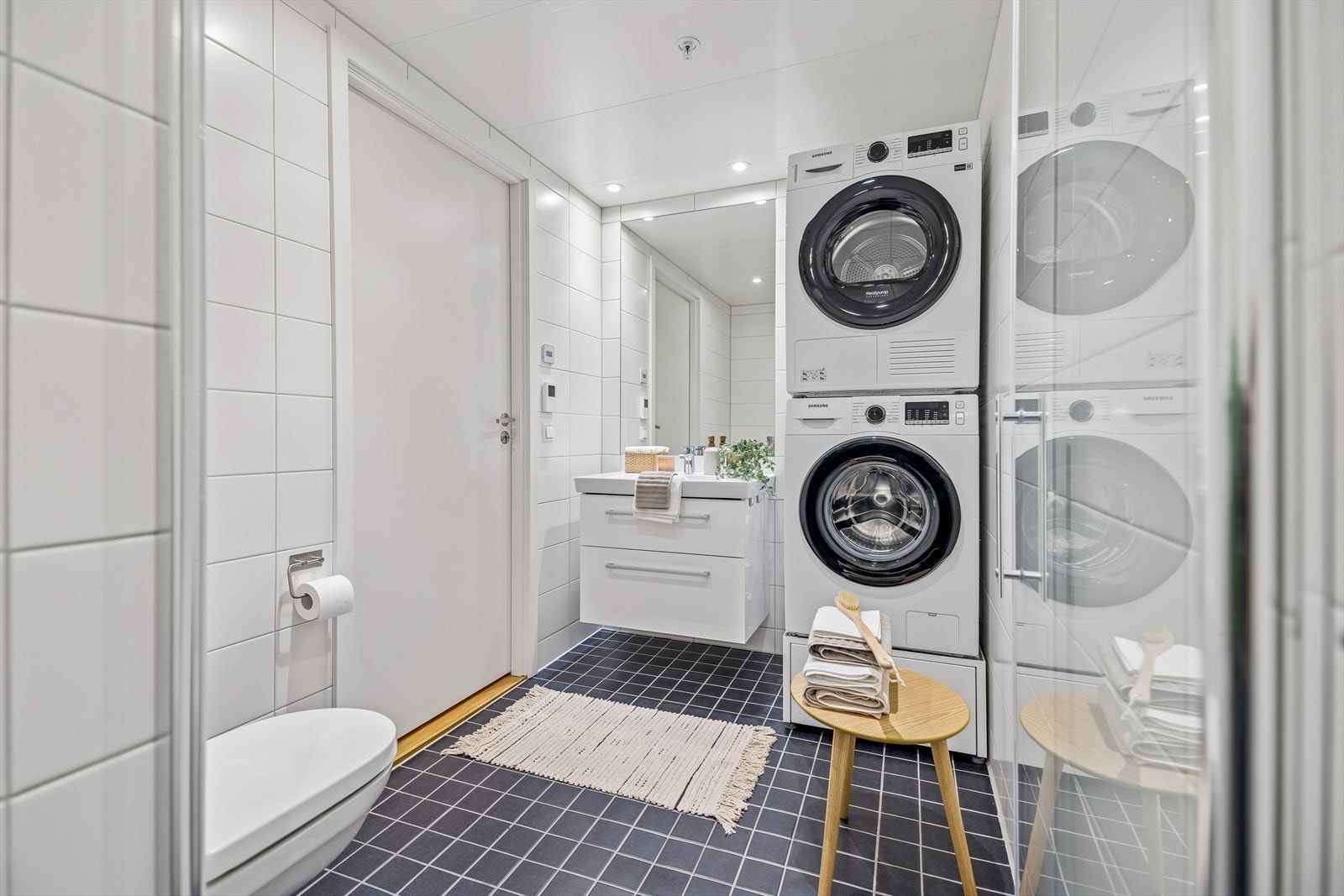 Her er det dusjhjørne med innfellbare glassdører og opplegg for vaskesøyle. Galleribilde