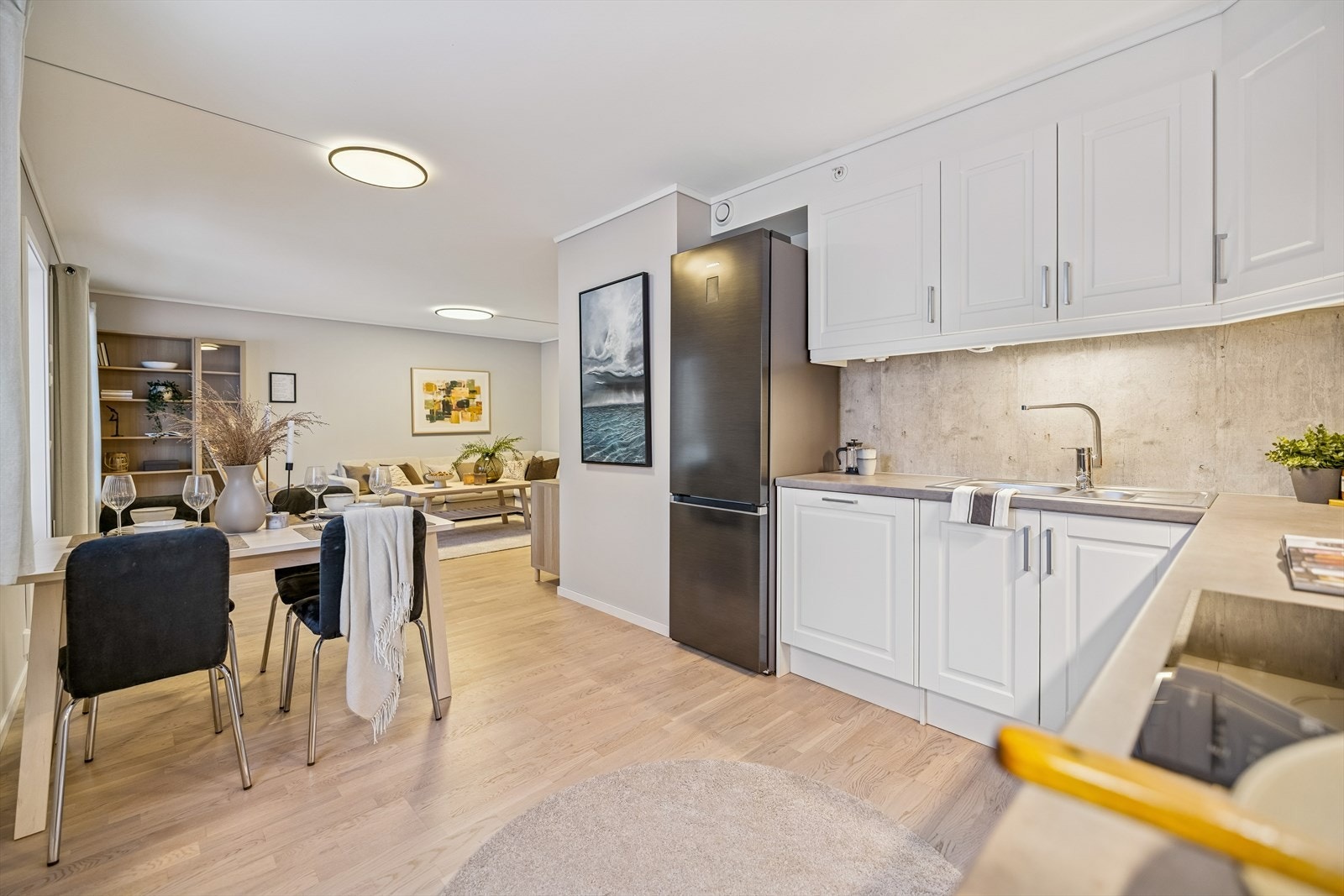 Kjøkkeninnredningen har profilerte fronter og integrert stekeovn og platetopp. Galleribilde