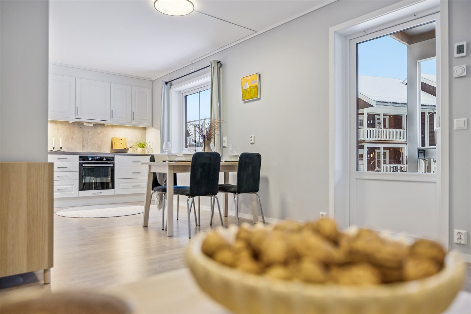 Kjøkkenet sett fra stuen. Galleribilde