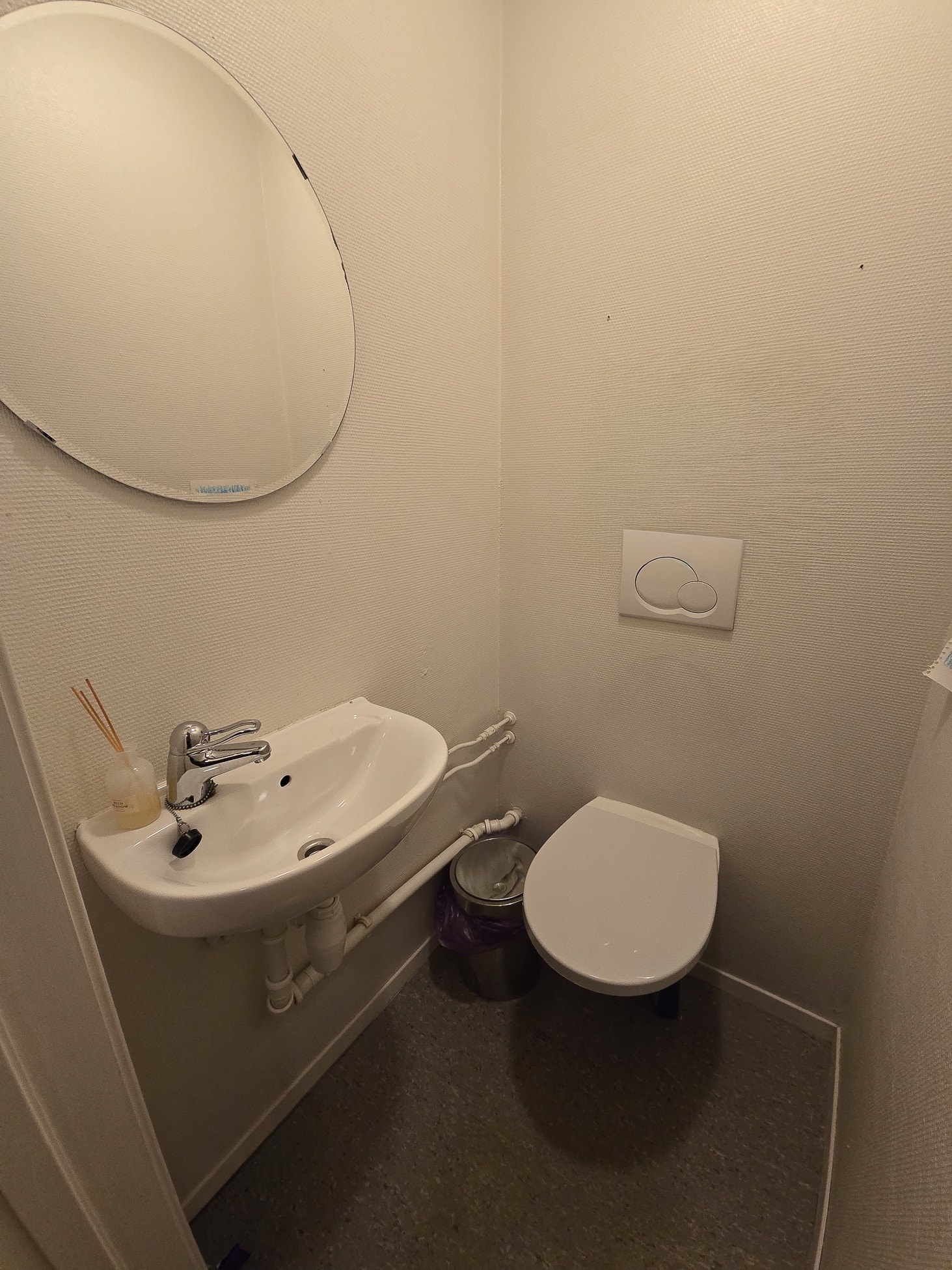 Separat toalettrom med vegghengt wc og vask. Galleribilde