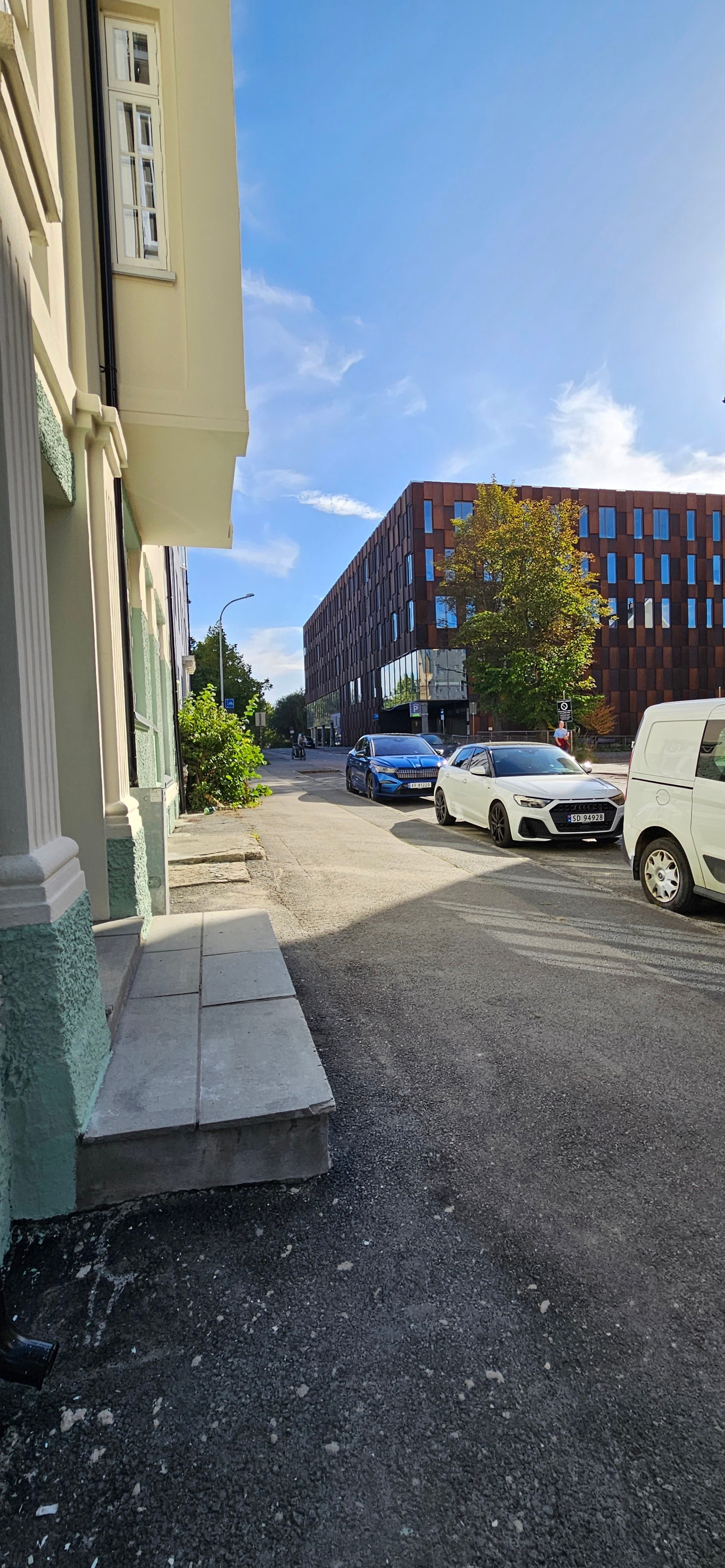 NTNU Handelshøyskolen på skrå over gata Galleribilde