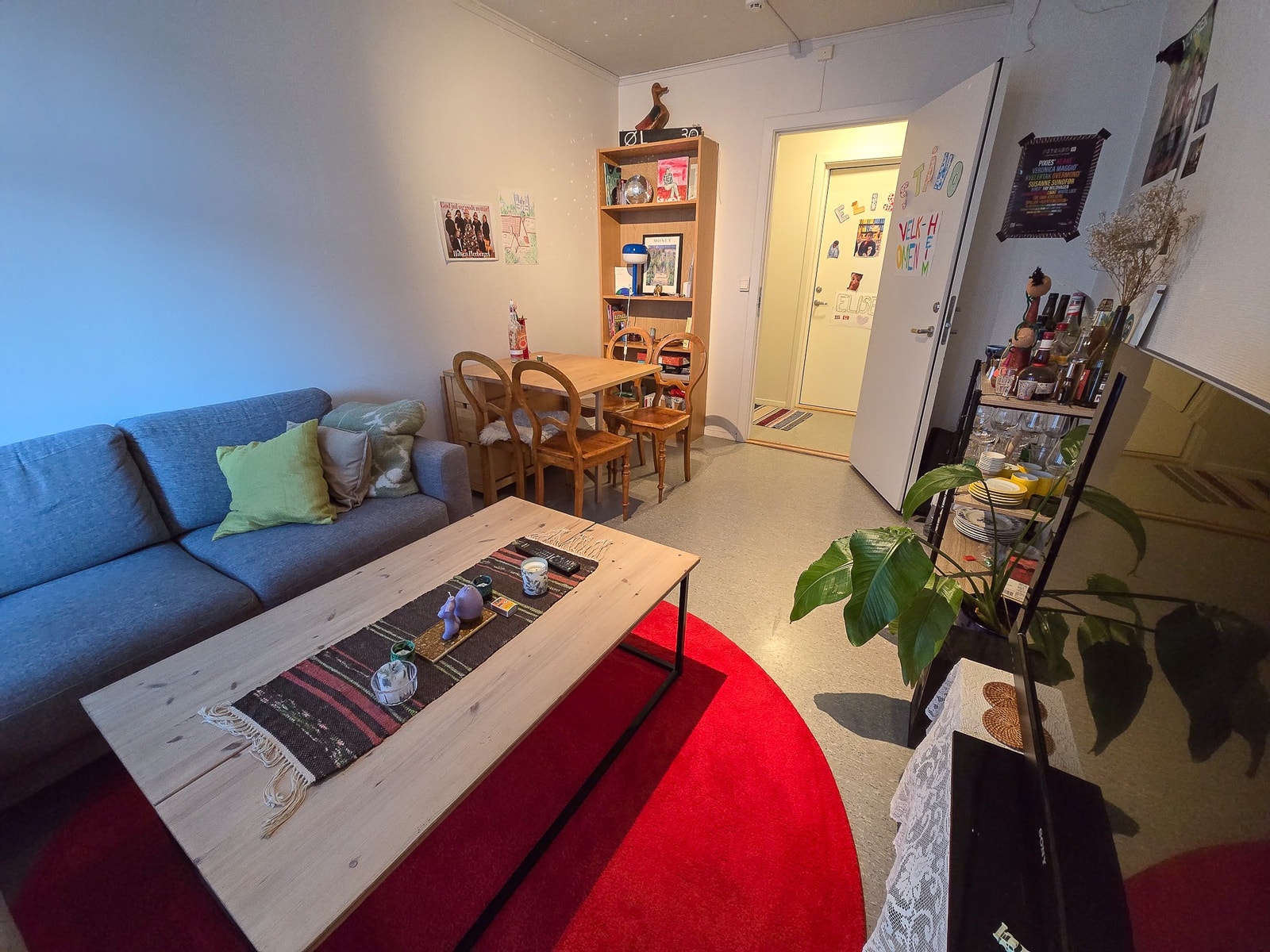 Det er plass til både sofagruppe og spisebord på stuen. Galleribilde