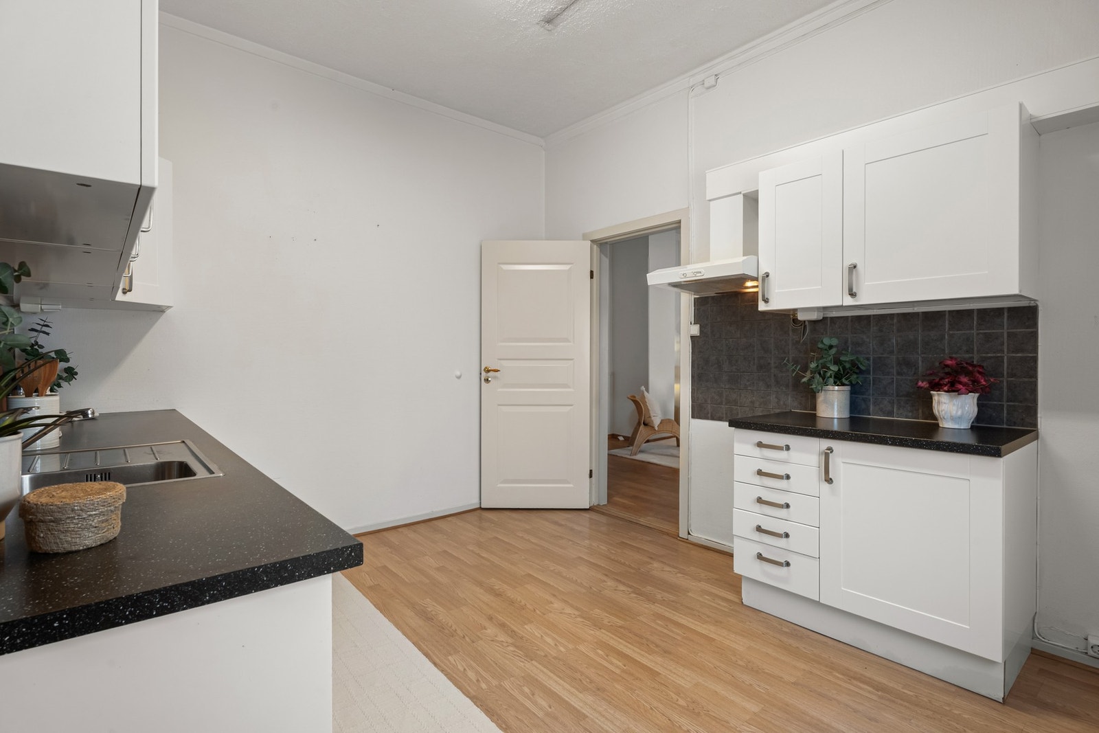 Fra stuen er det adkomst til kjøkkenet. Galleribilde