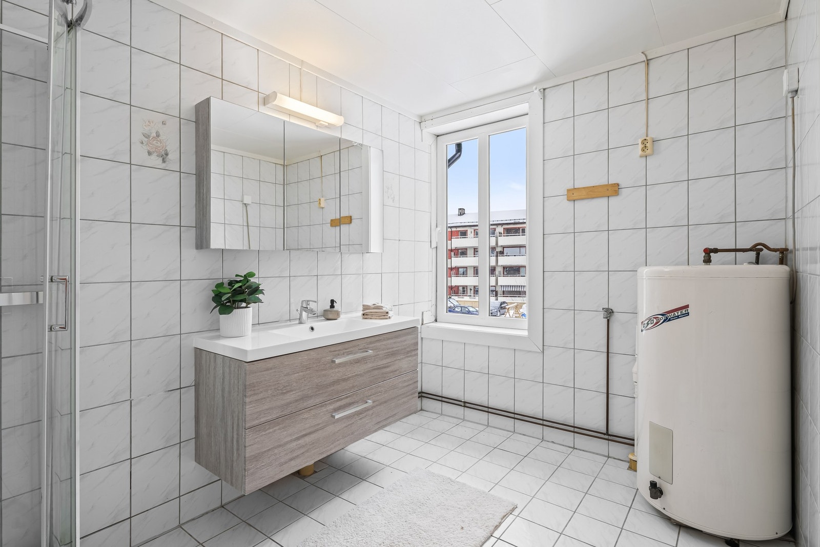 Badet er flislagt og har en god størrelse. Galleribilde