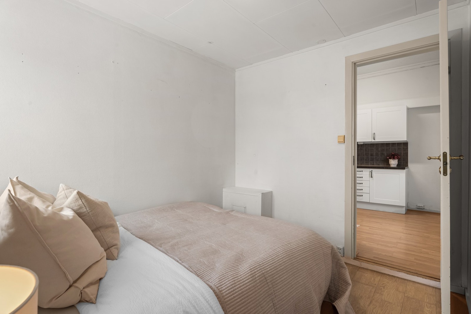Leiligheten har et soverom med plass til seng og garderobeskap. Galleribilde