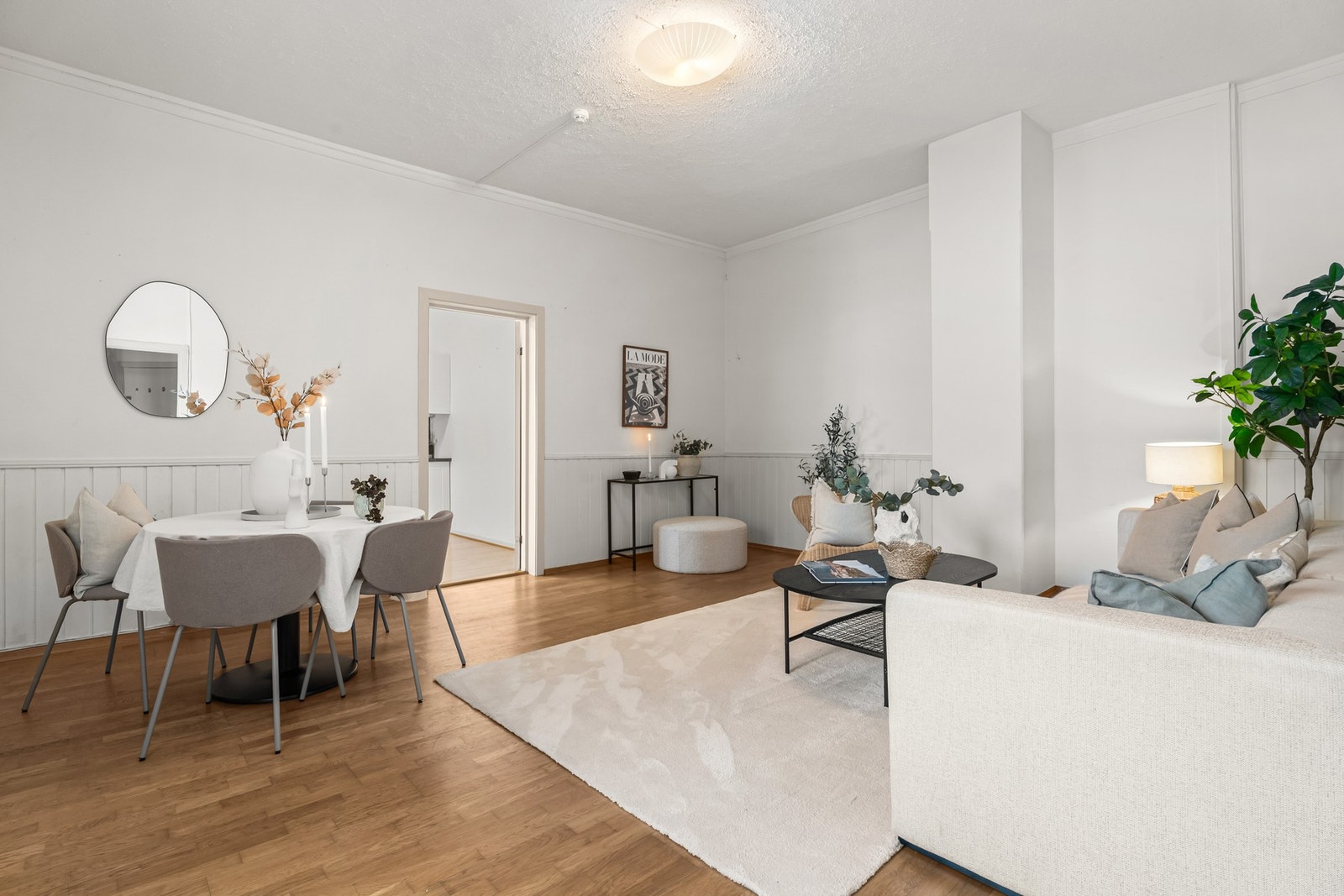 I stuen er det plass til spisebord og sofa. Galleribilde