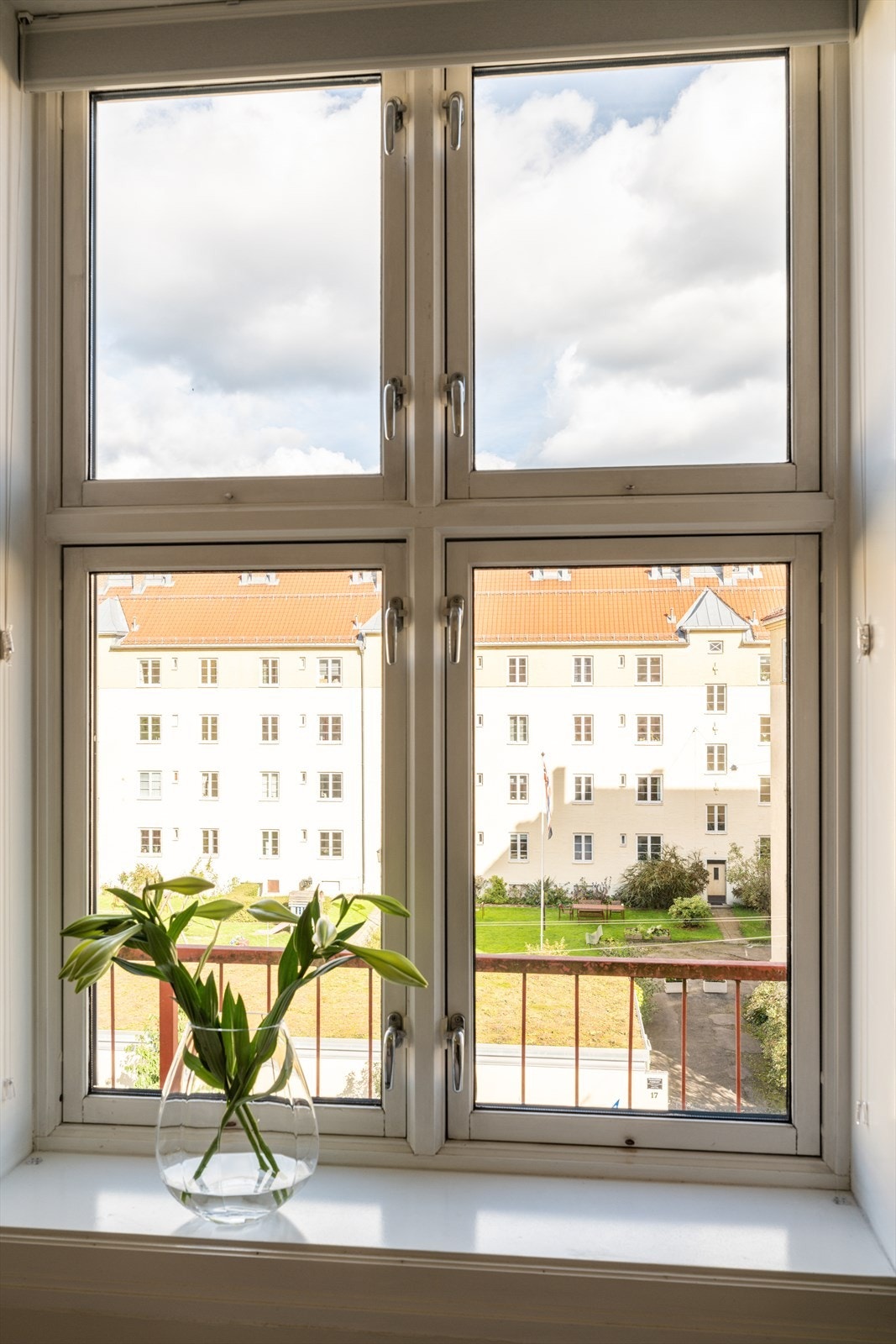 Soverommene har fin utsikt utover nabogårdene som ligger et godt stykke unna, så her får du godt med privatliv. Galleribilde