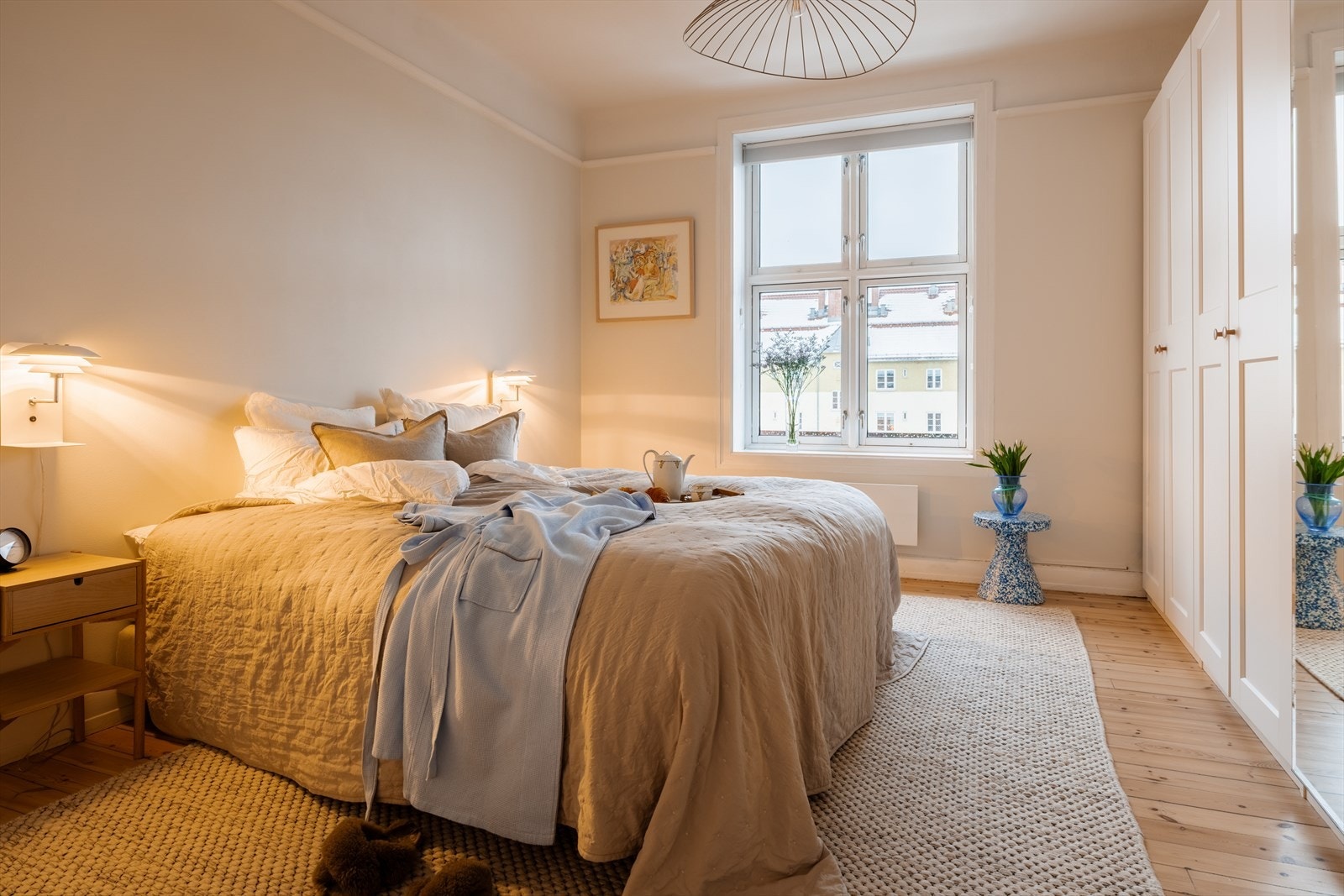 Boligen har et romslig hovedsoverom med god plass til stor dobbeltseng. Galleribilde