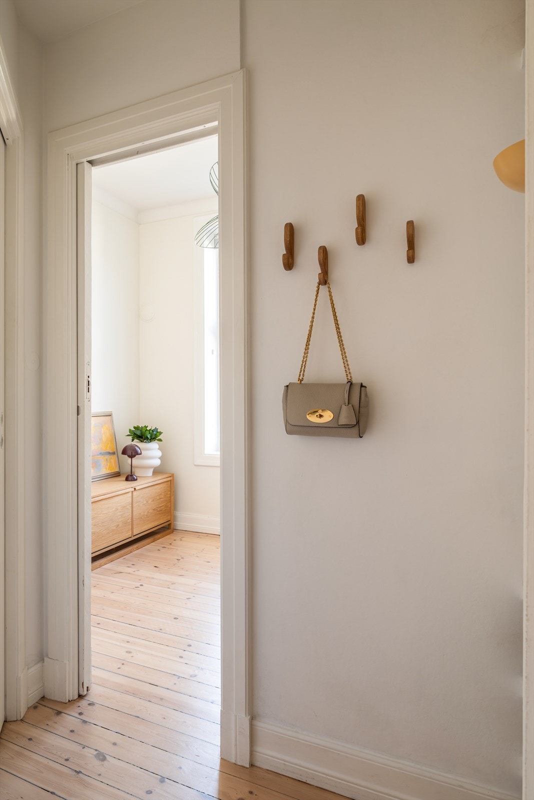 Boligen har en romslig gang med god plass til oppbevaring og direkte inngang til egen bod for oppbevaring av diverse. Galleribilde