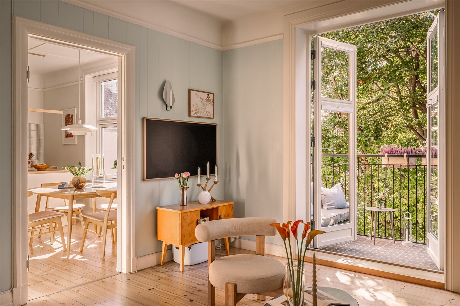 Boligen ligger høyt og fritt med fin utsikt på begge sider av bygget og lite/ingen innsyn, så her bor du fint/privat. Galleribilde