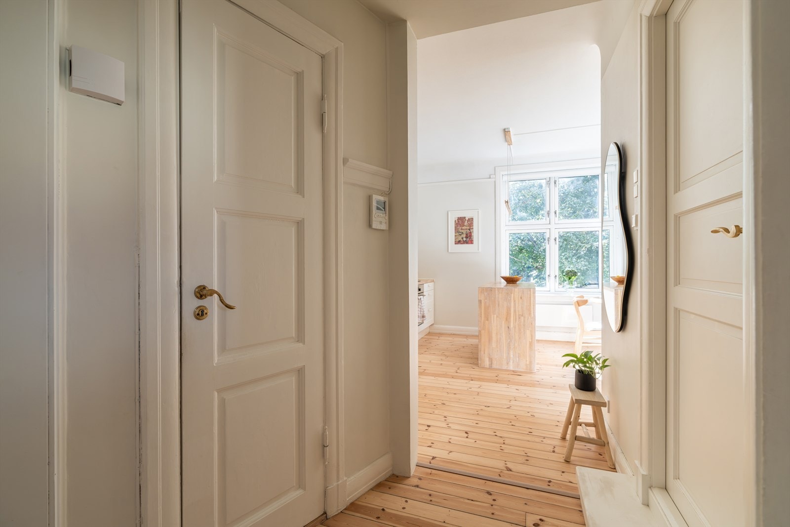 Den gjennomgående boligen får mye behagelig dagslys fra to sider. Galleribilde