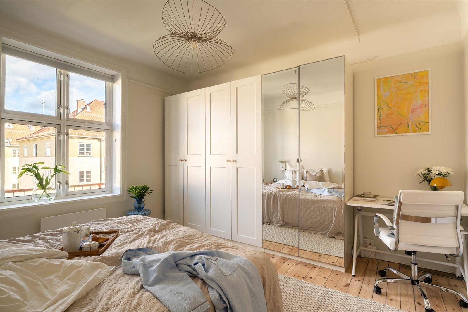 En stor garderobeløsning med speilfronter gir rikelig med oppbevaringsplass. Galleribilde