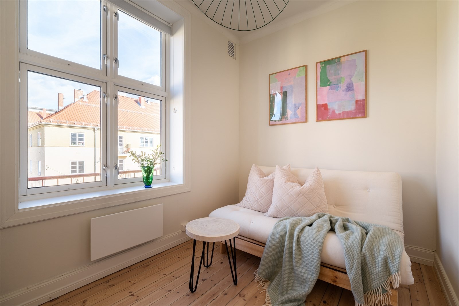 Leilighetens andre soverom egner seg godt som barnerom, gjesterom eller hjemmekontor. Galleribilde