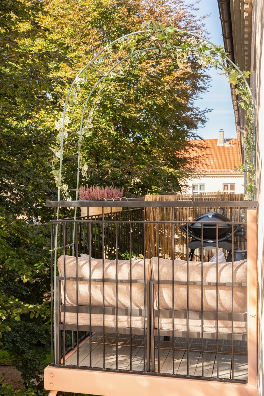 Det er tillatt med gass/elektrisk grill. Galleribilde