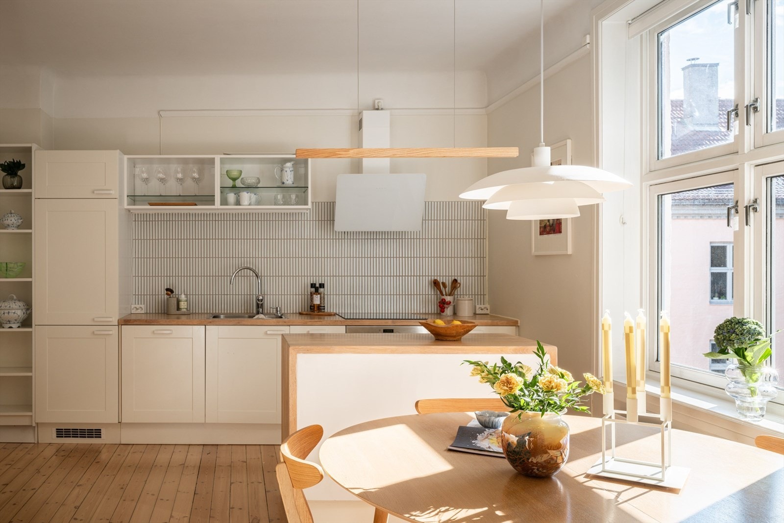 Kjøkkenet er lyst og romslig med mye skap- og benkeplass for oppbevaring. Galleribilde