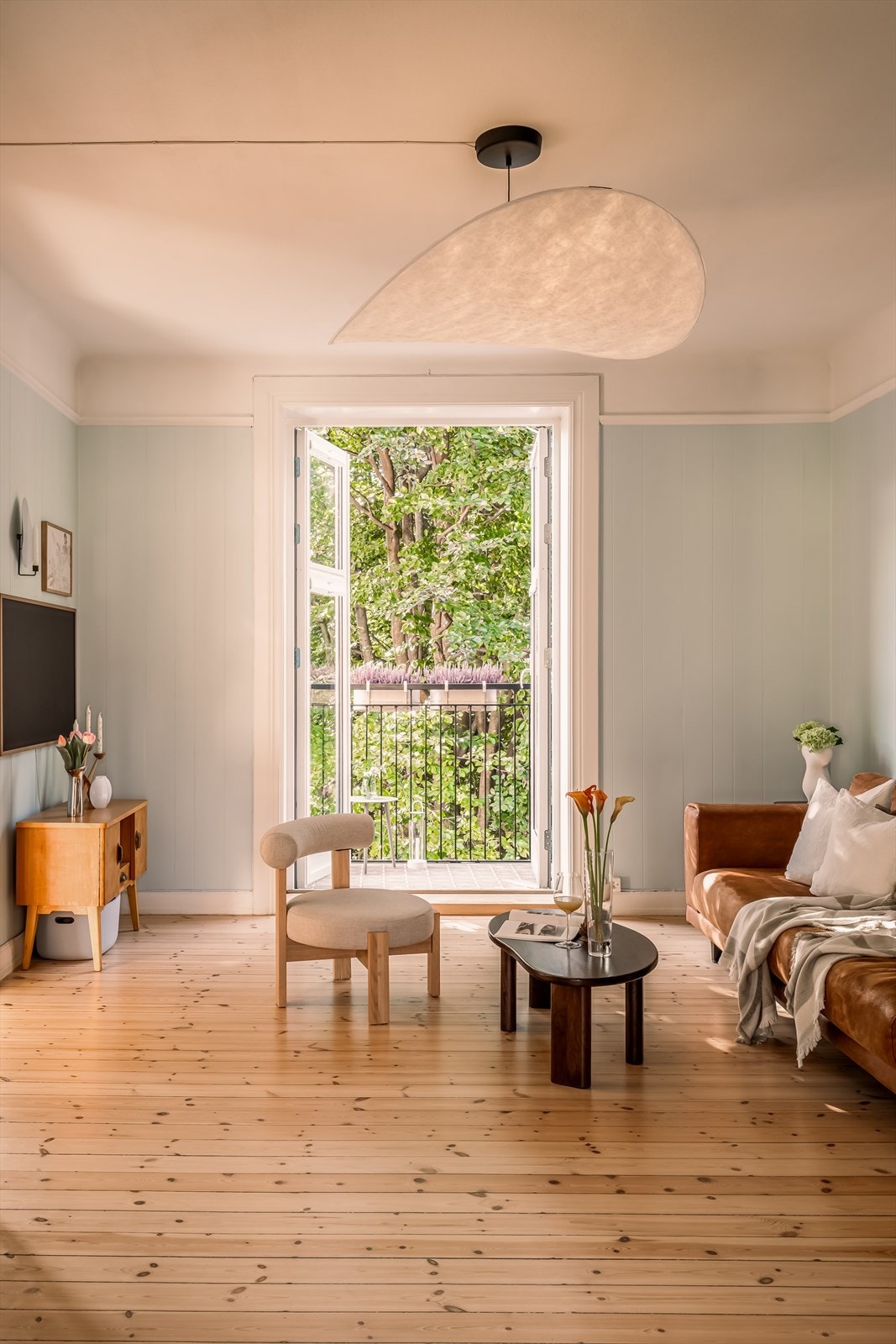 I 2024 ble boligen gjennomgående malt opp i delikate farger samt at tregulvet ble slipt, så her kan du flytte rett inn. Galleribilde