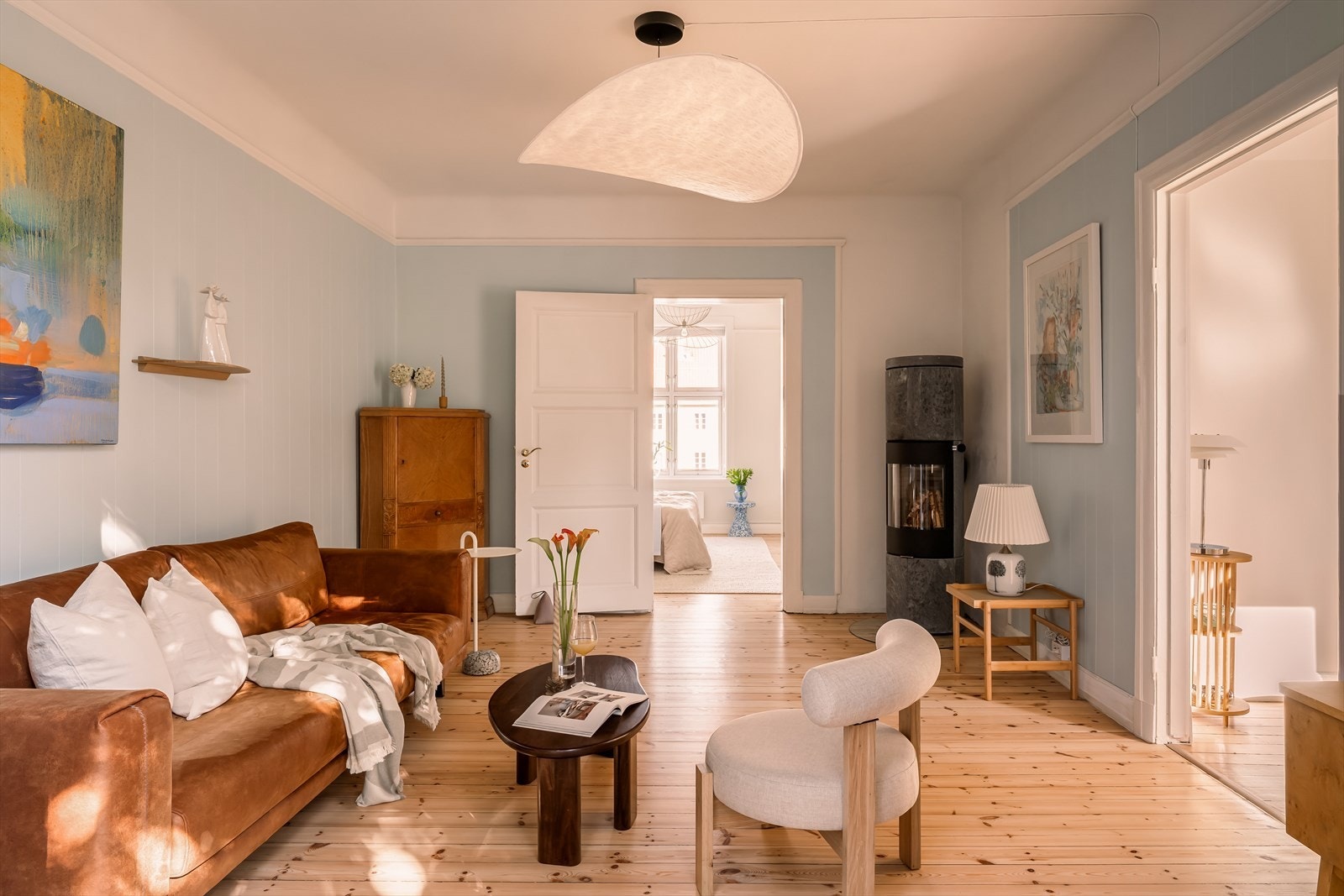 I stuen er det en flott klebersteinsovn som er spesielt kjent for sin evne til å lagre varme lenge og avgi jevn varme over tid. Galleribilde