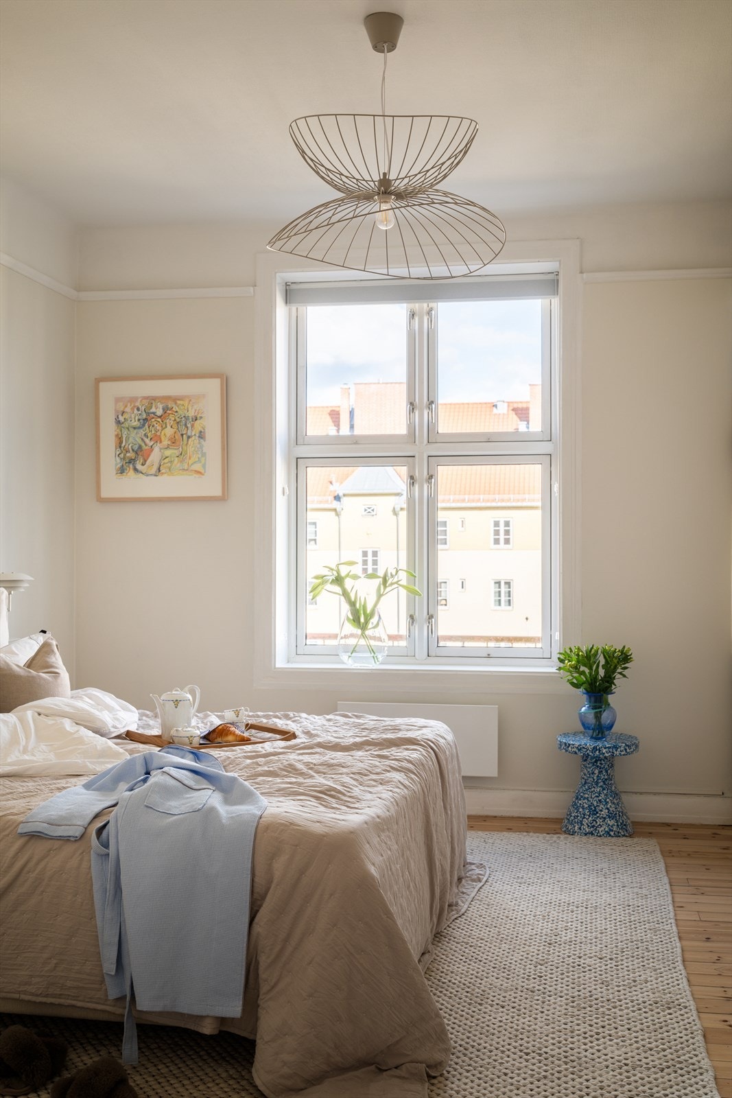 God takhøyde og store vindusflater gir mye lys. Galleribilde