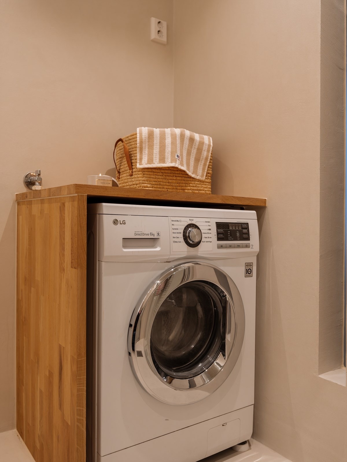 Det er praktisk opplegg for vaskemaskin på badet, med en solid benkeplate i tre. Vaskemaskinen følger med ved salg. Galleribilde