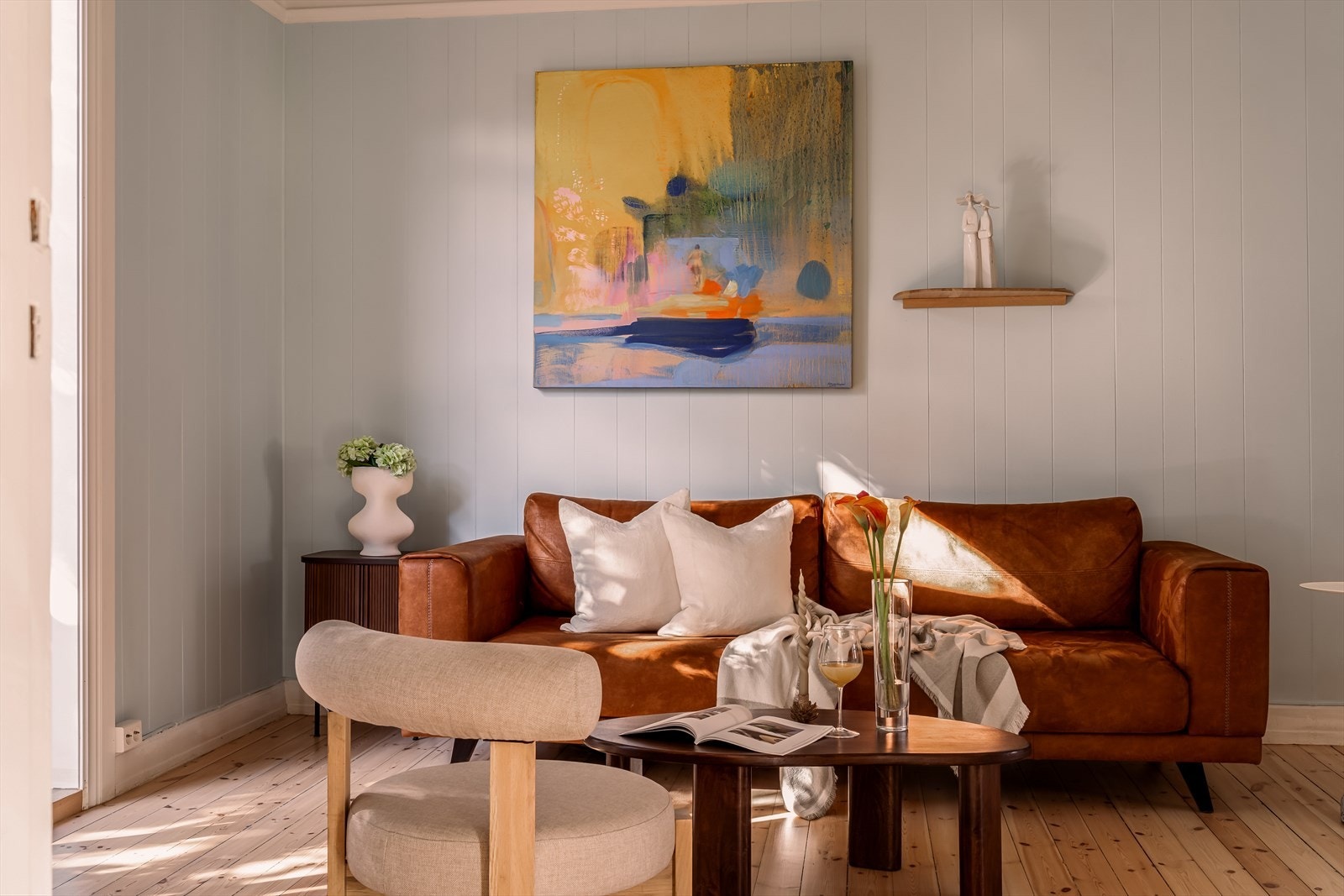 Boligen har en romslig stue med god plass til stor sofa og tilhørende møbler. Galleribilde