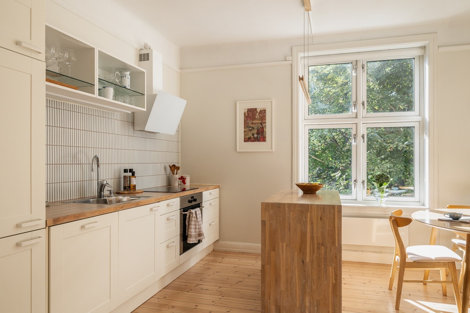 En kjøkkenøy deler rommet fint opp i to soner, en for matlaging og en for spisebord hvor du enkelt kan servere gjestene. Galleribilde