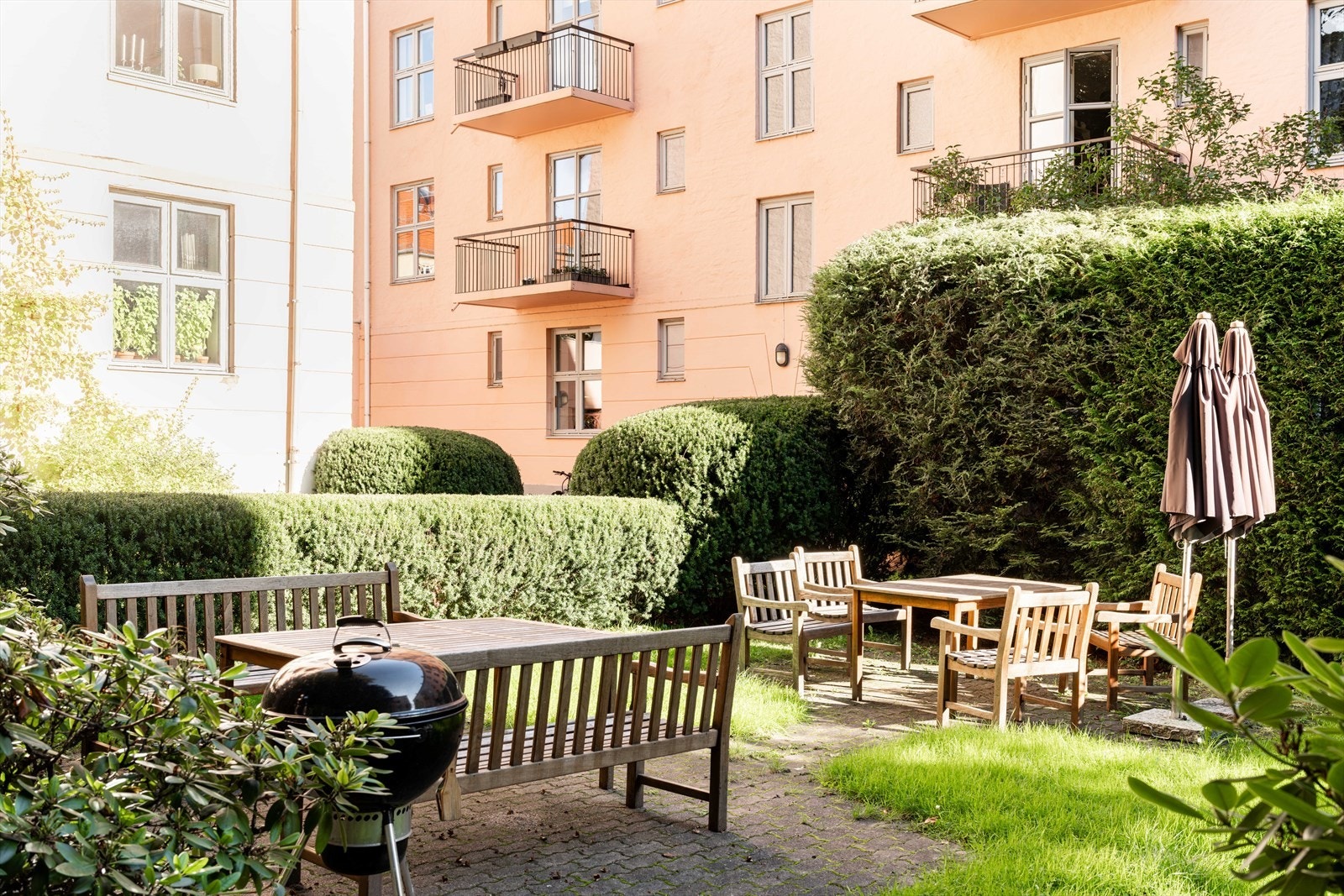 Bakgården oppleves som en grønn, innelåst "park" midt på Majorstuen som oppleves både rolig og trygg. Her finnes det gode sittegrupper og kullgriller, som har vært hyppig brukt ved feiringer og sosiale samlinger. Galleribilde