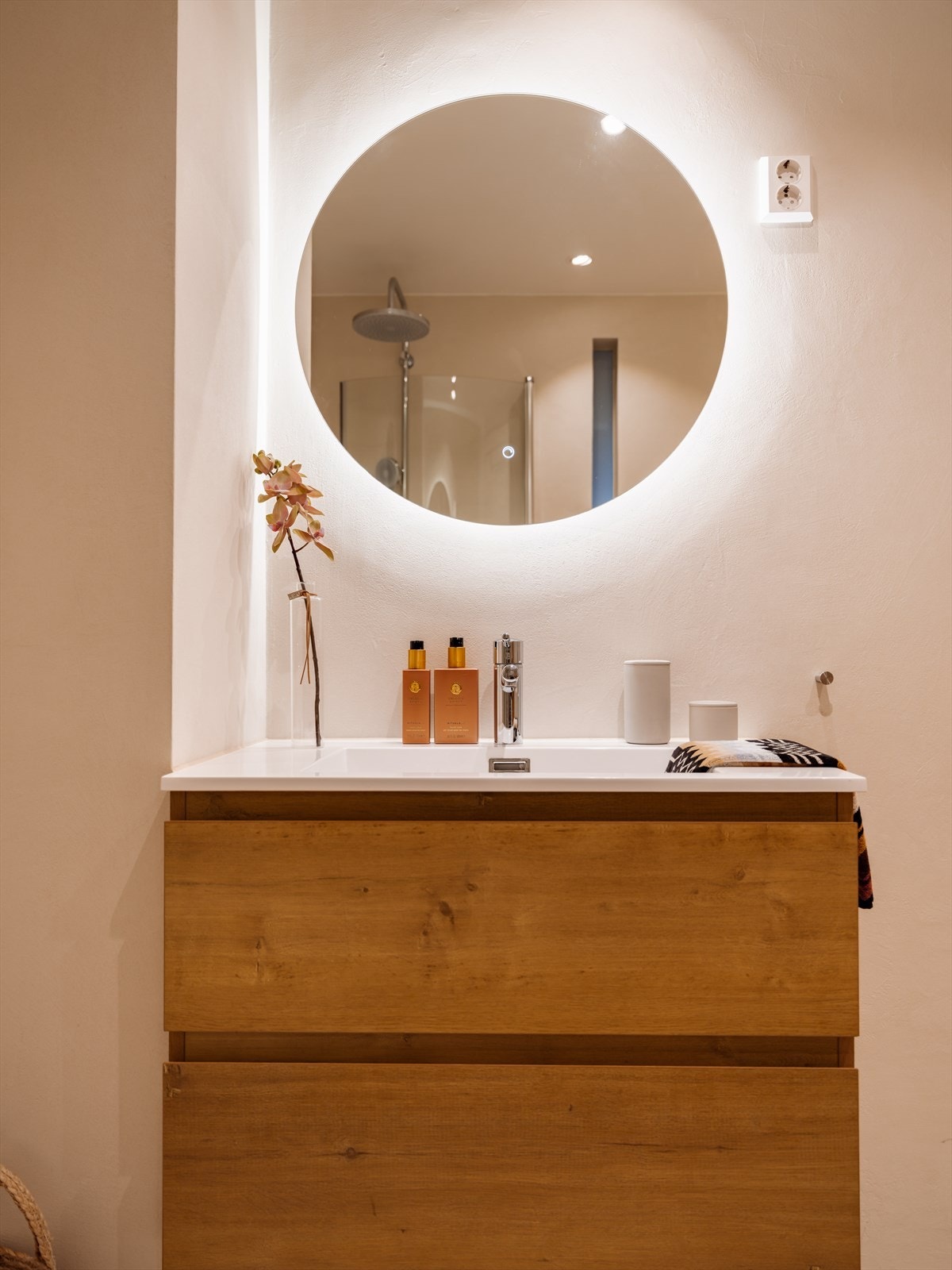 Speilet har integrert, stemningsfull belysning og skuffer som gir god oppbevaringsplass. Galleribilde