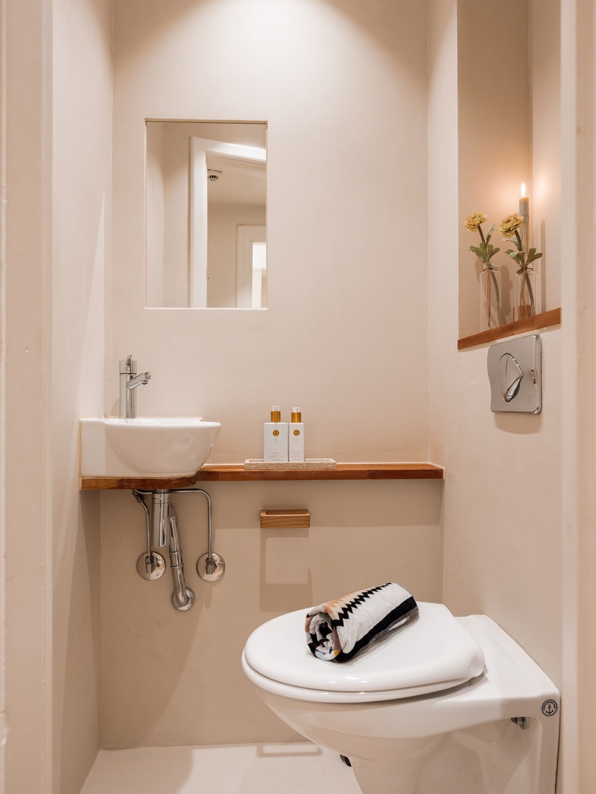 Leiligheten har separat bad og wc. Her er det også oppgradert med en delikat farge i mikrosement. Galleribilde