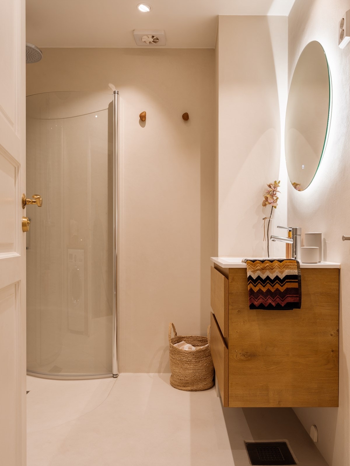 Badet ble oppgradert i 2025/2026 og fremstår i dag moderne og delikat, med mikrosement på vegger og gulv, samt behagelig elektrisk gulvvarme. Galleribilde