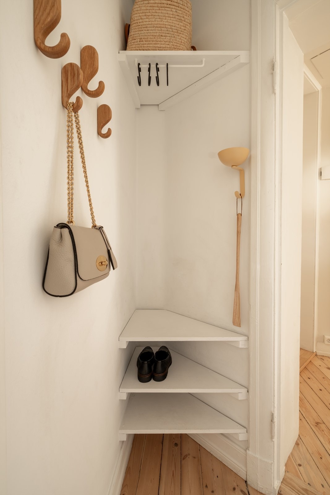 I tillegg har boligen plassbygde hyller gir god oppbevaringsplass for sko og yttertøy. Galleribilde