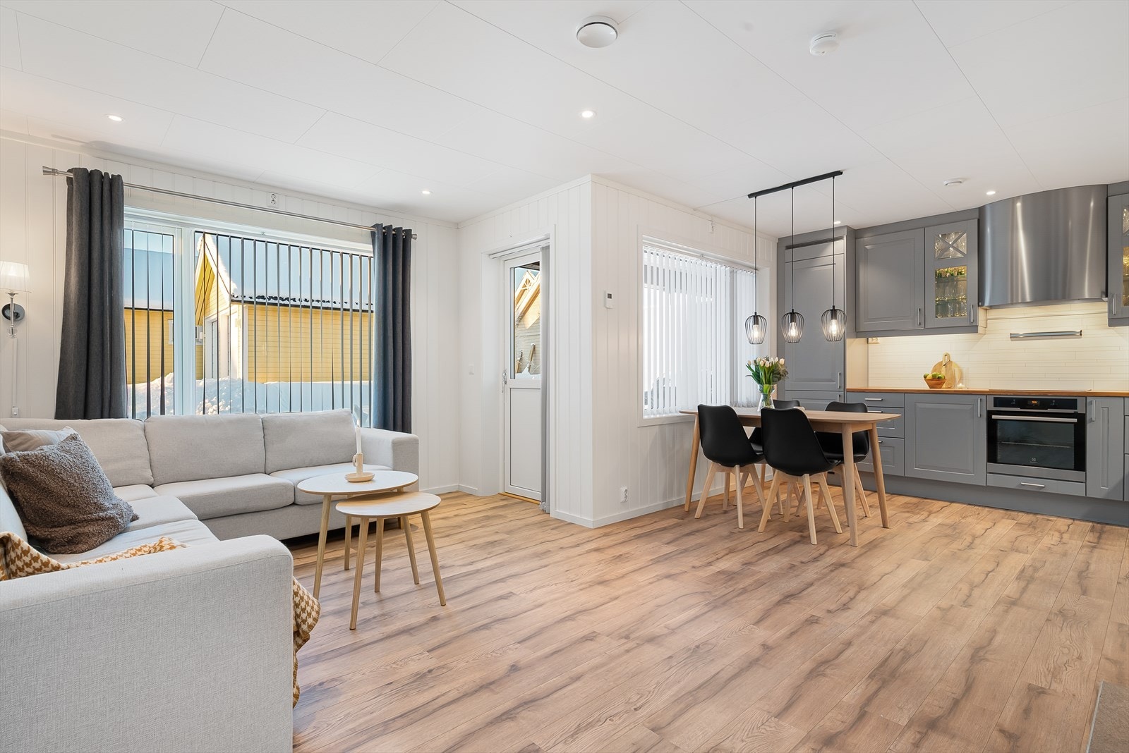 Fra stue/kjøkken er det utgang til terrassen. Galleribilde