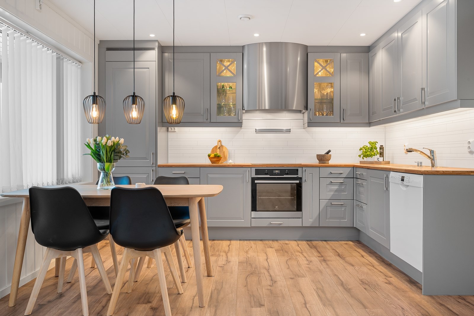 Pent kjøkken med god skap- og benkplass. Galleribilde