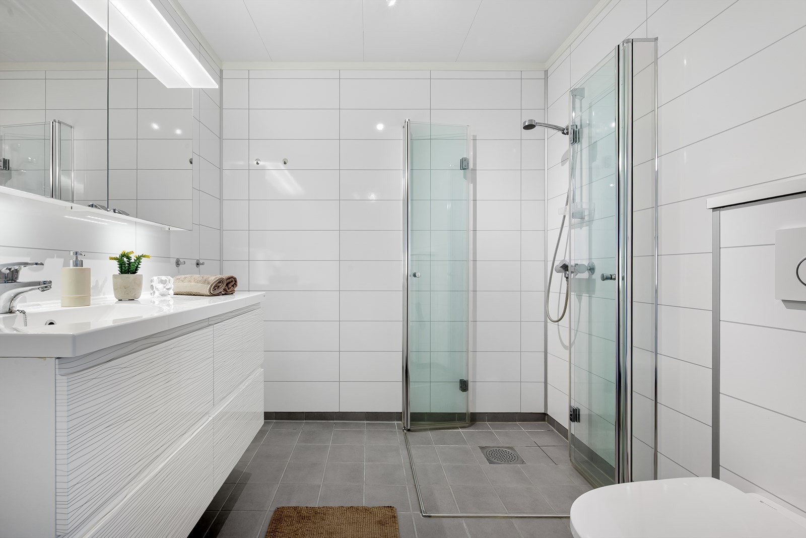 Bad i 2. etasje med dusj, wc og vask. Galleribilde