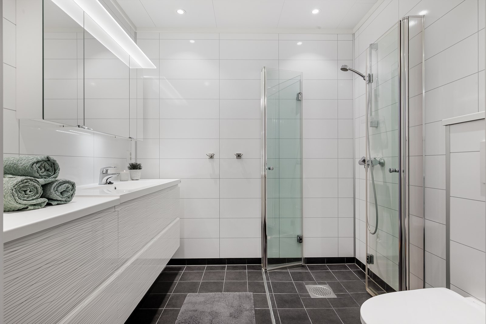 Bad i 1. etasje med dusj, vask og wc. Galleribilde