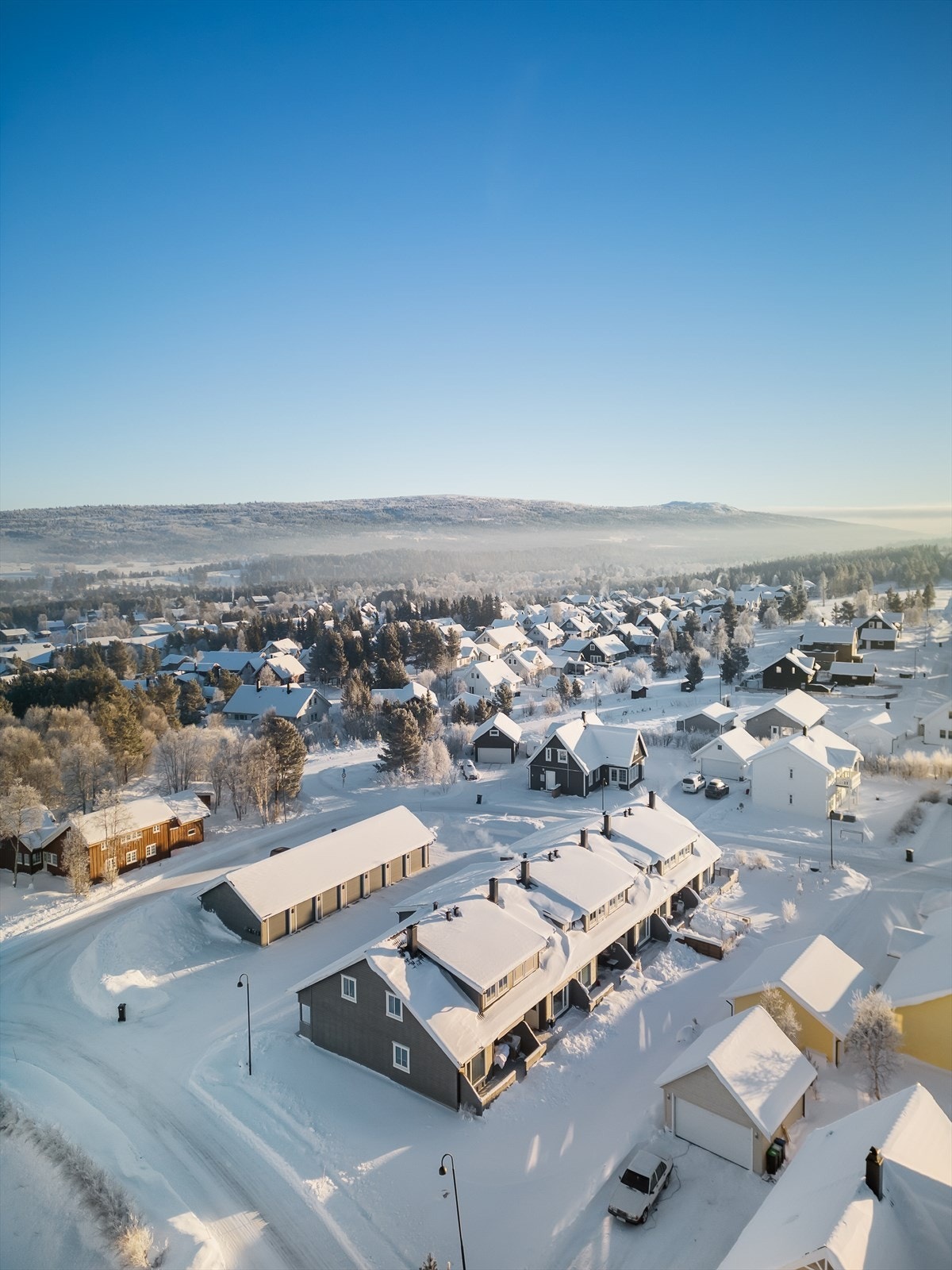 I feltet ligger Stenbråttet barnehage, fotballbane og lekeplass. Galleribilde