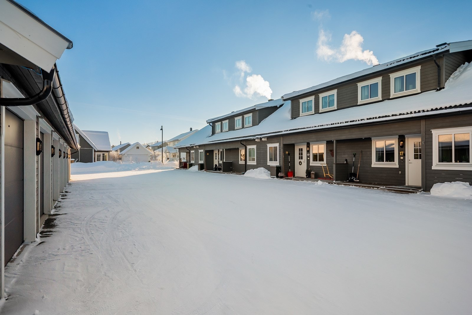Garasjen ligger i "tøffelavstand" fra boligen. Galleribilde