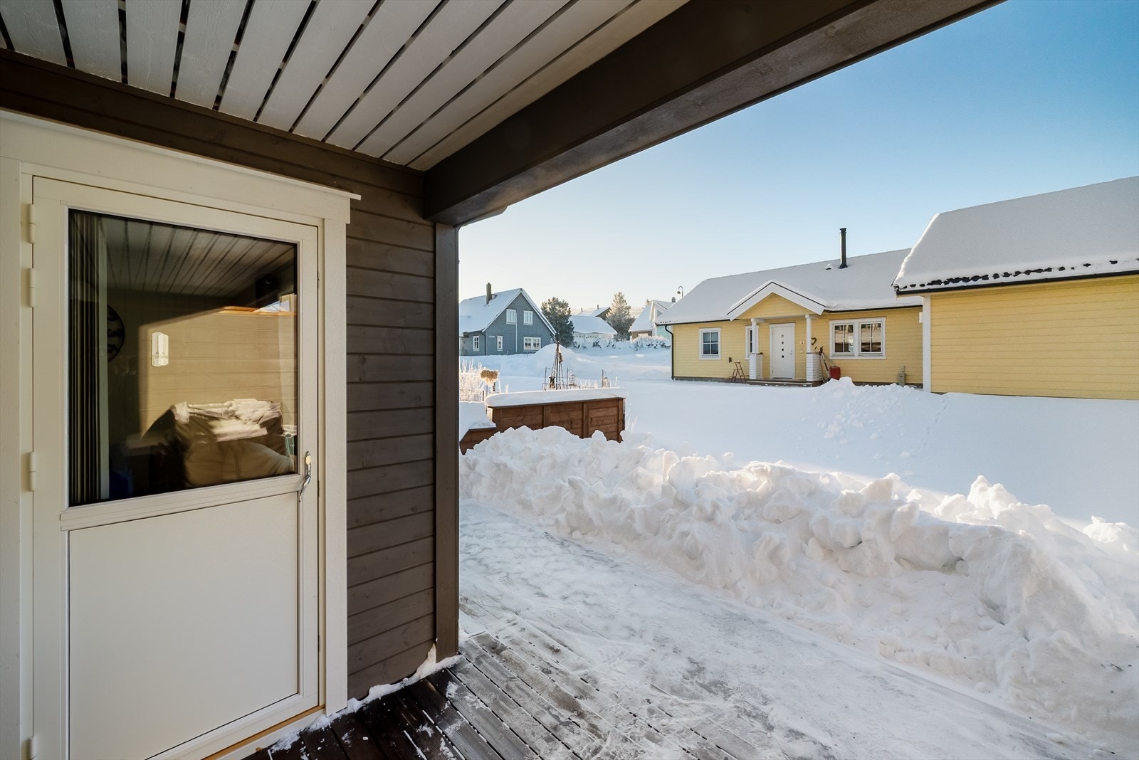 I forlengelsen av terrassen har man en plenflekk. Galleribilde