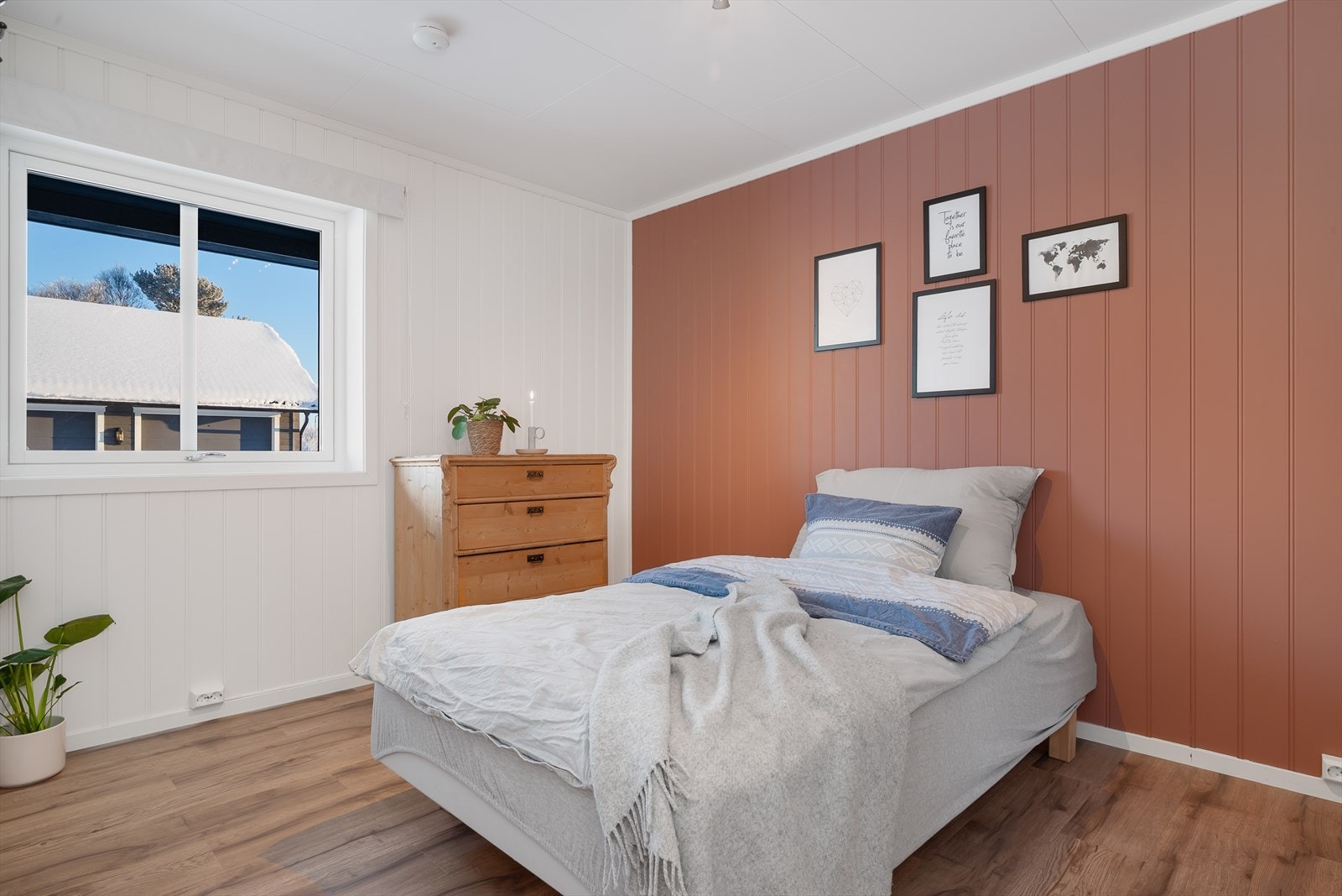 Romslig soverom i 1. etasje på 12 kvm. Galleribilde