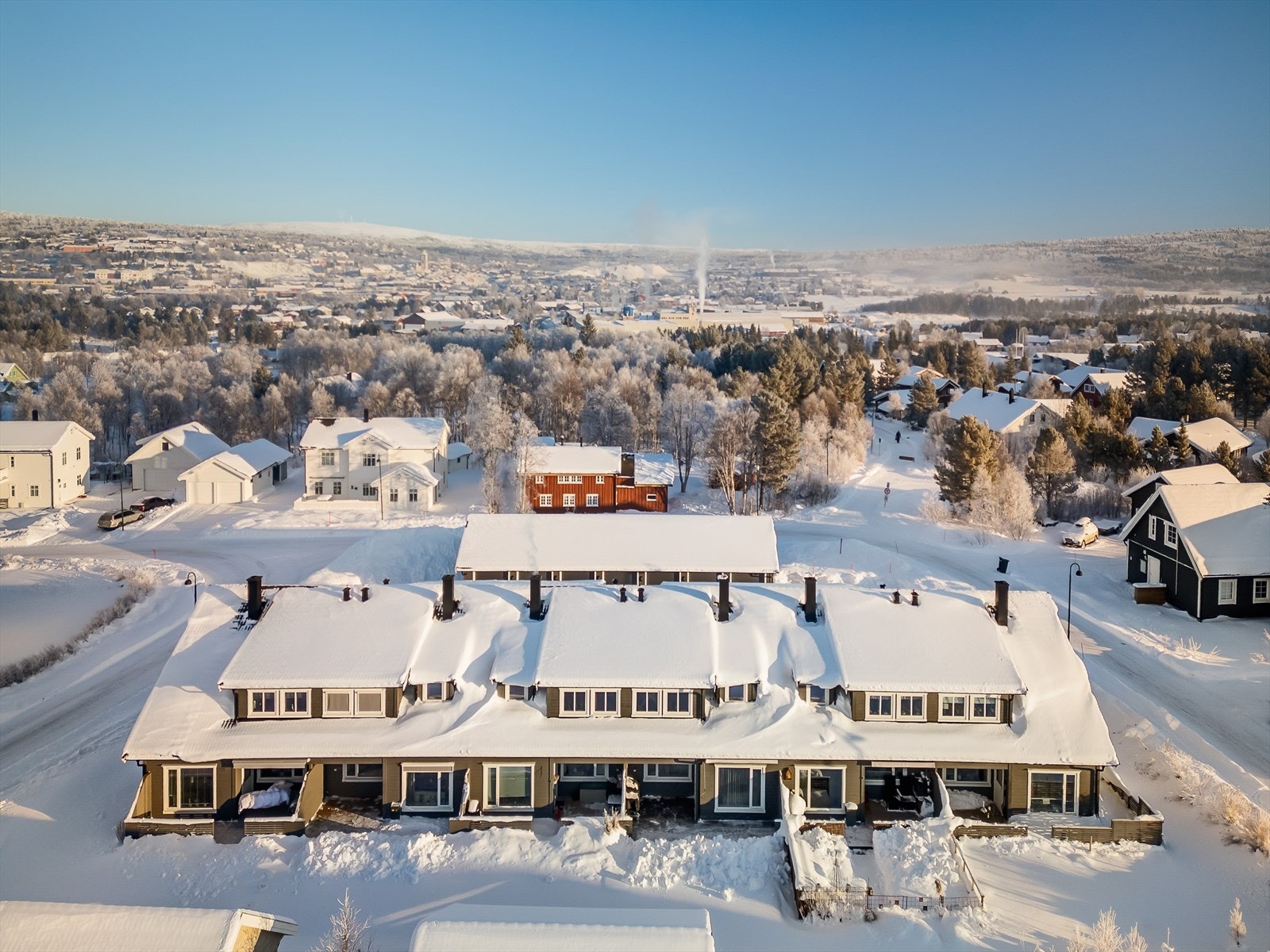 Rekkehuset er bygd i 2015 og har en gjennomgående pen standard. Galleribilde