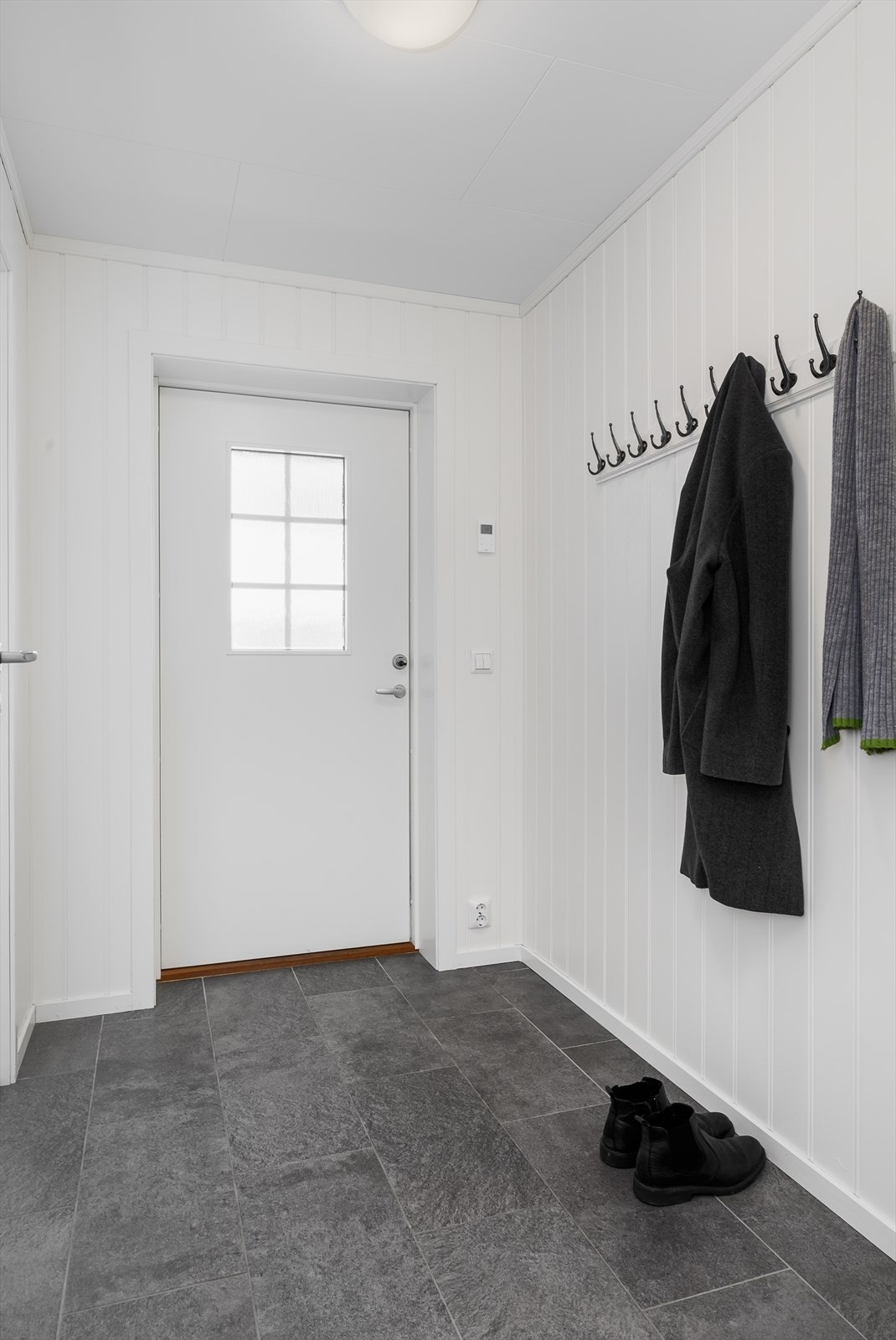 Praktisk flislagt vindfang. Galleribilde